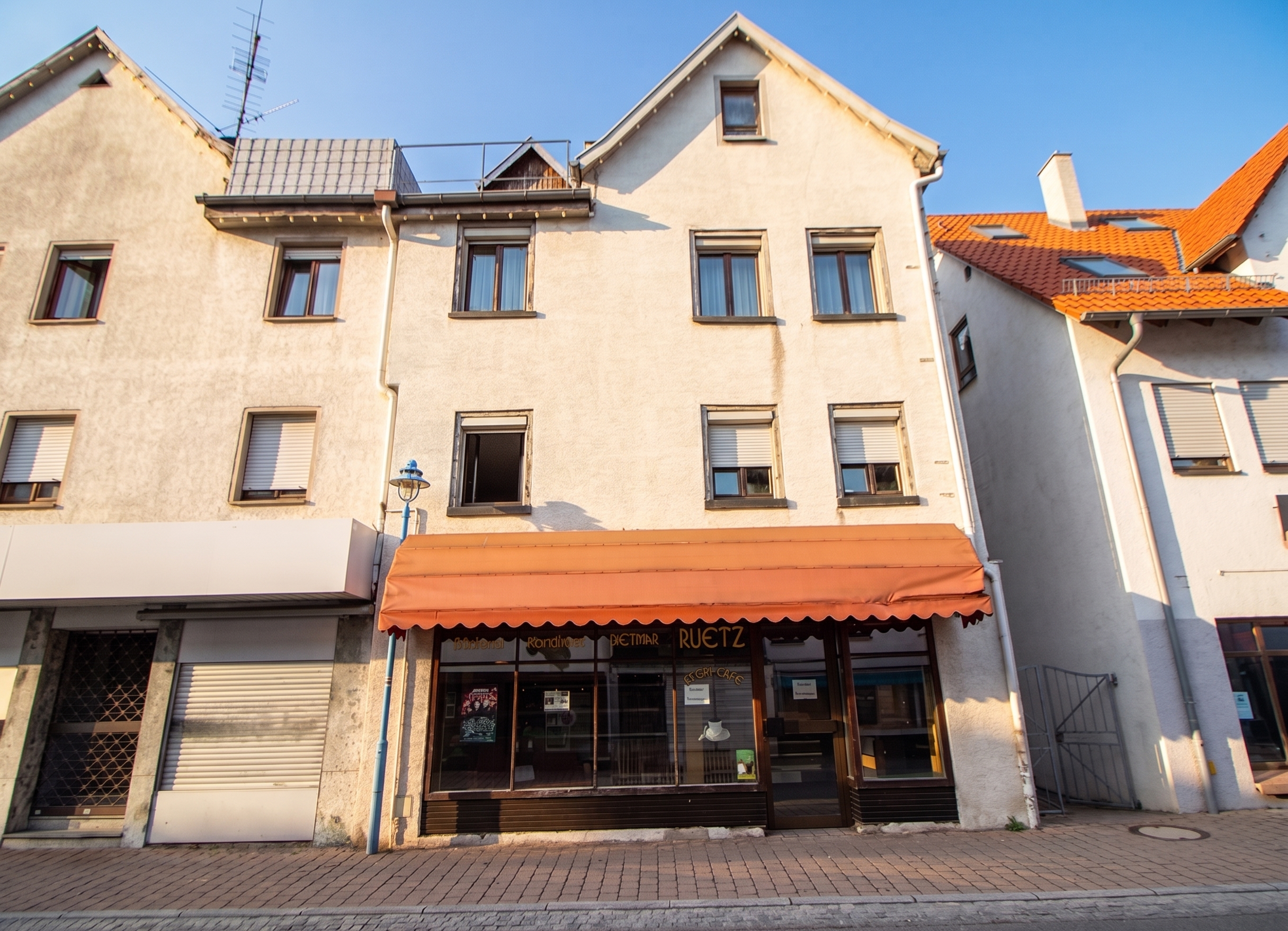 Wohn- und Geschäftshaus - ehemalige Bäckerei und großzügige Wohnung in Bad Buchaus Stadtmitte [AI-modified]