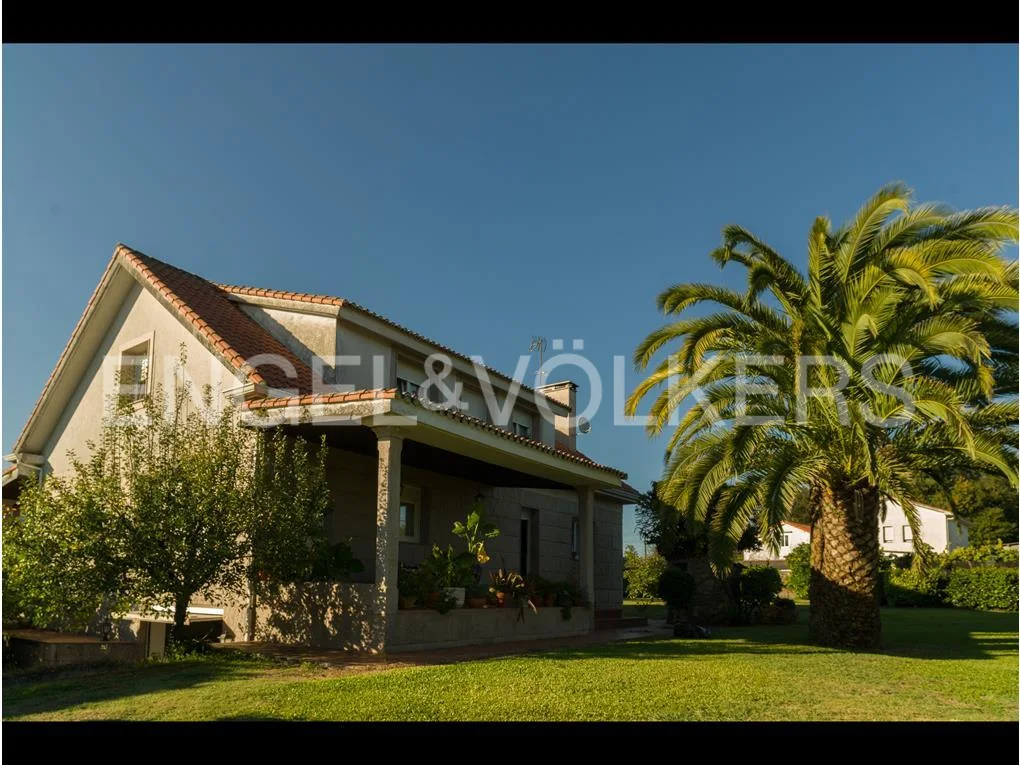 Large stone house with 480m2 ready to move into, with a plot of 2000m2, very near to Santiago