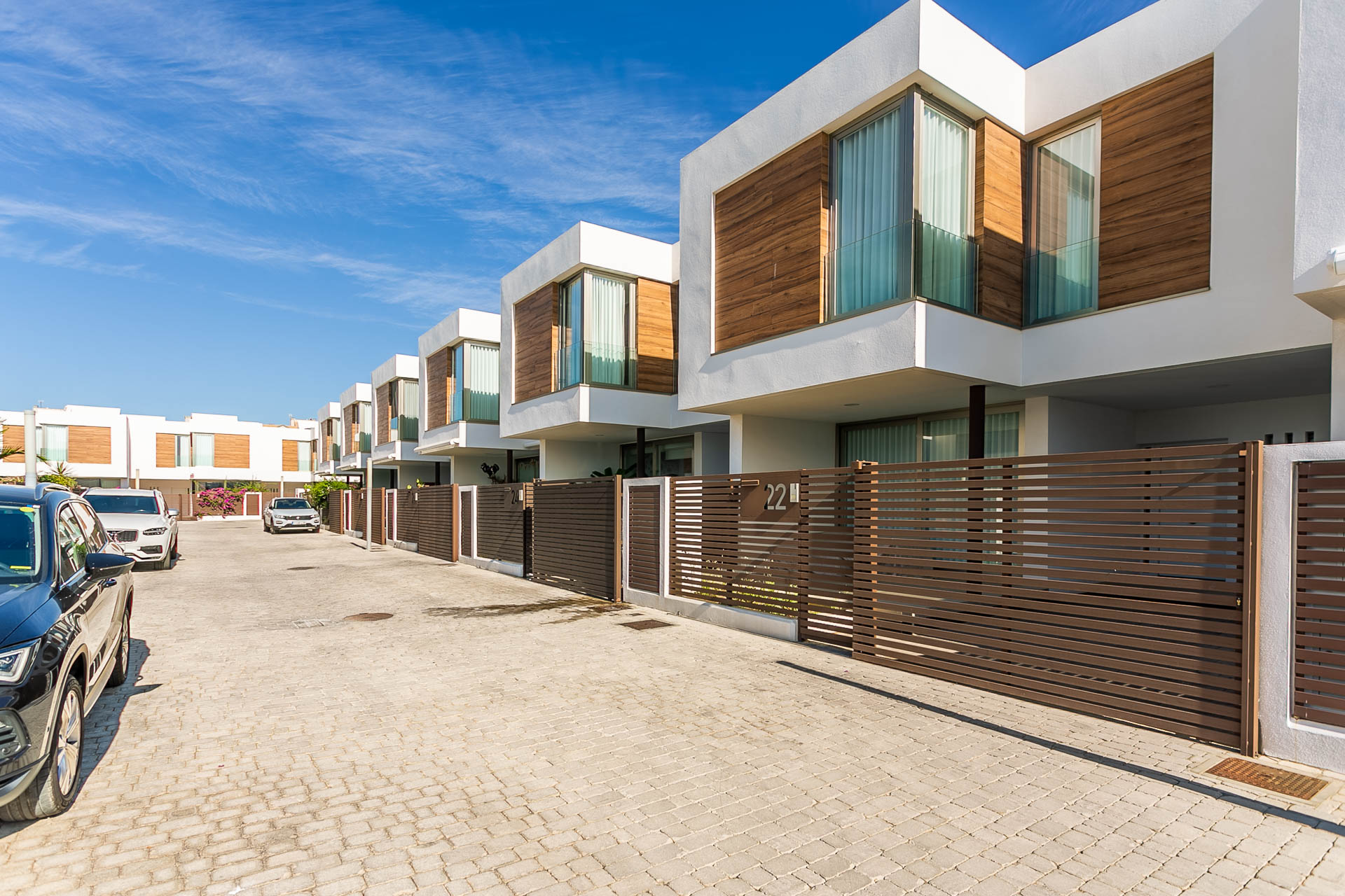 Elegante casa contemporánea con piscina y zonas comunes en urbanización privada en Dos Hermanas, a 15 minutos de Sevilla
