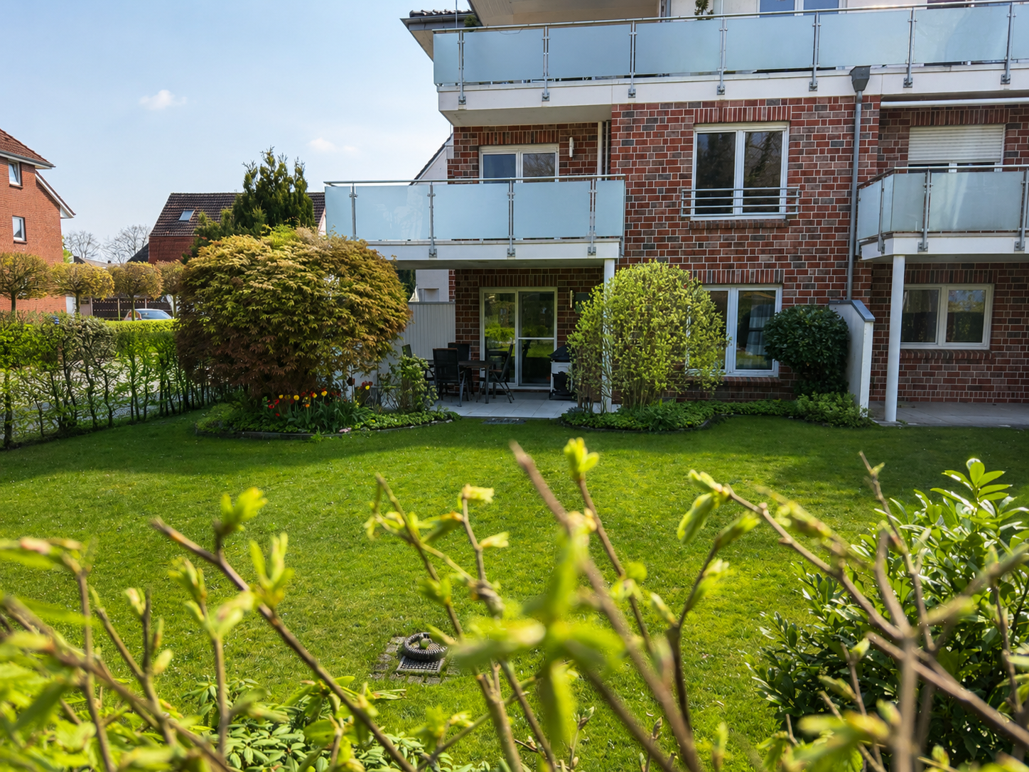 Stilvolle 3-Zimmer-Wohnung mit Terrasse, Gartenanteil und Tiefgaragenplatz