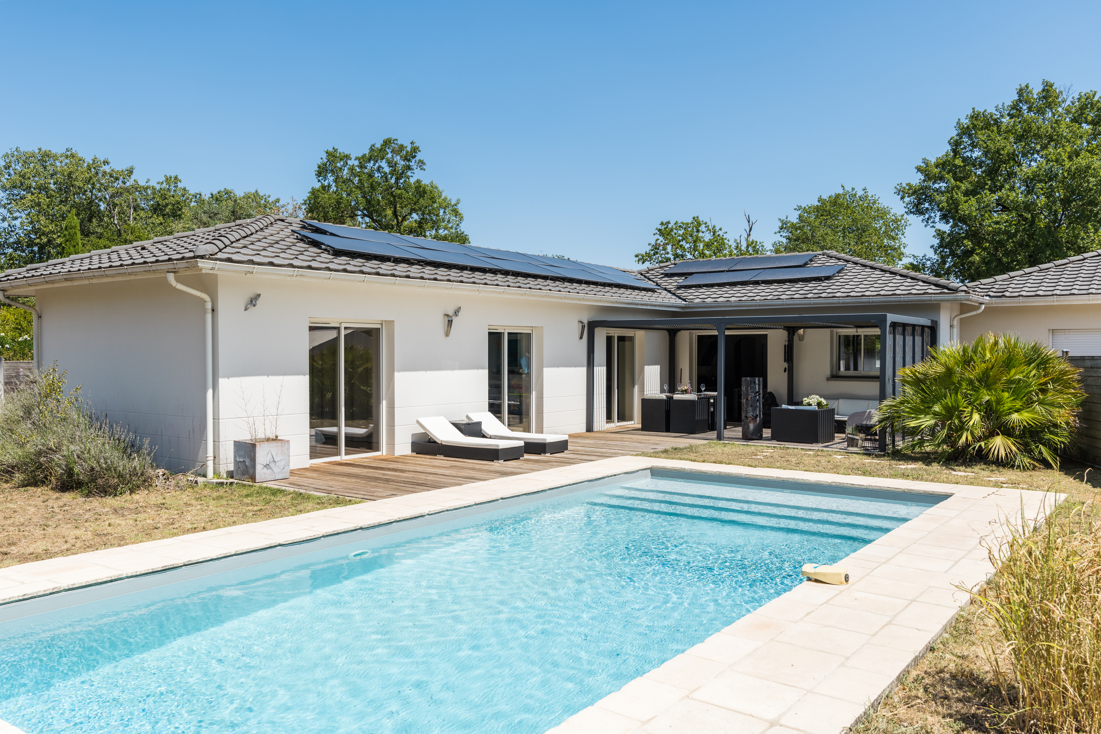 EXCLUSIVE LISTING – Pessac – Contemporary single-storey house with swimming pool