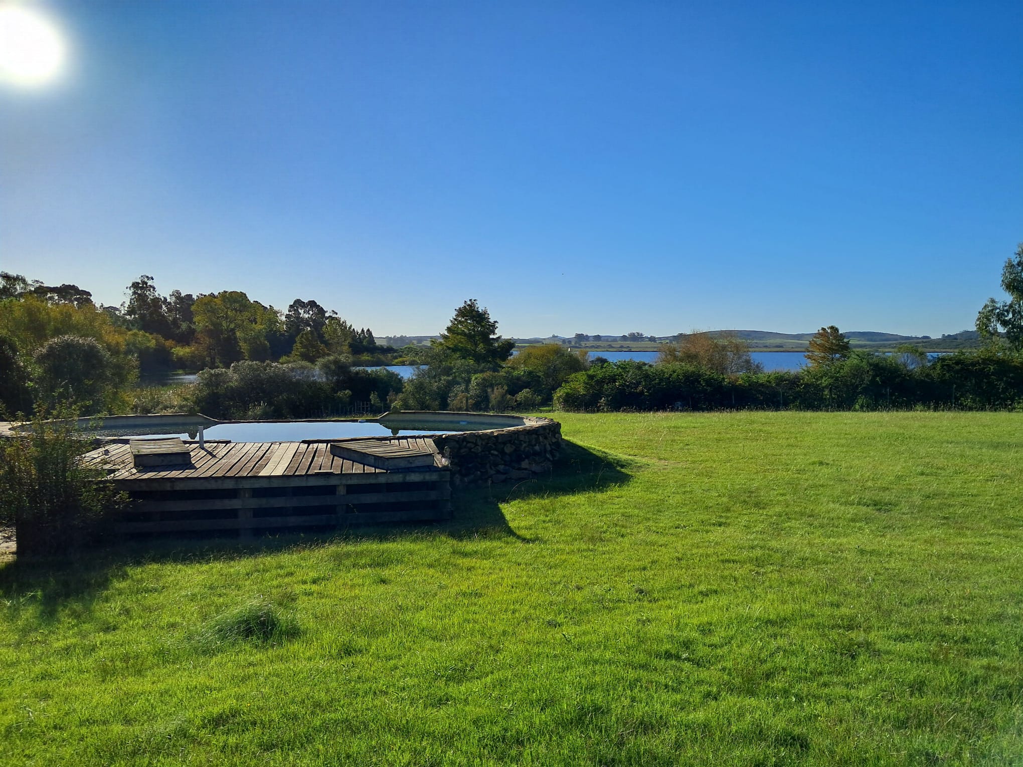 Chacra con cinco suites, piscina y muelle a la laguna