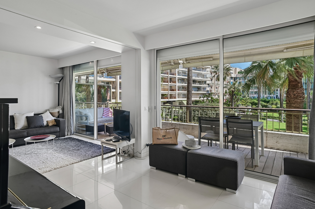 Superbe appartement de 87 m², écrin de verdure avec vue mer, Croisette