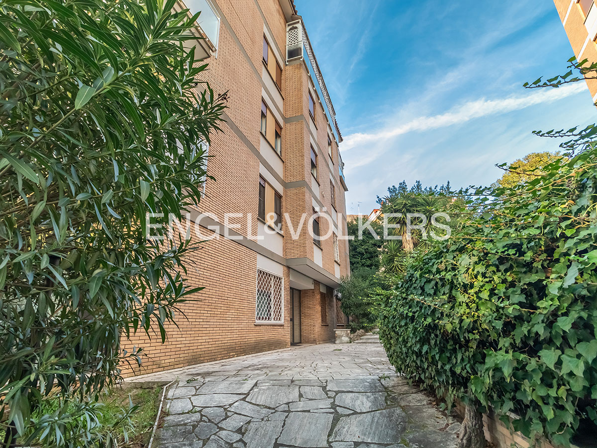 Great opportunity in the Marconi area with parking space and appurtenant cellar