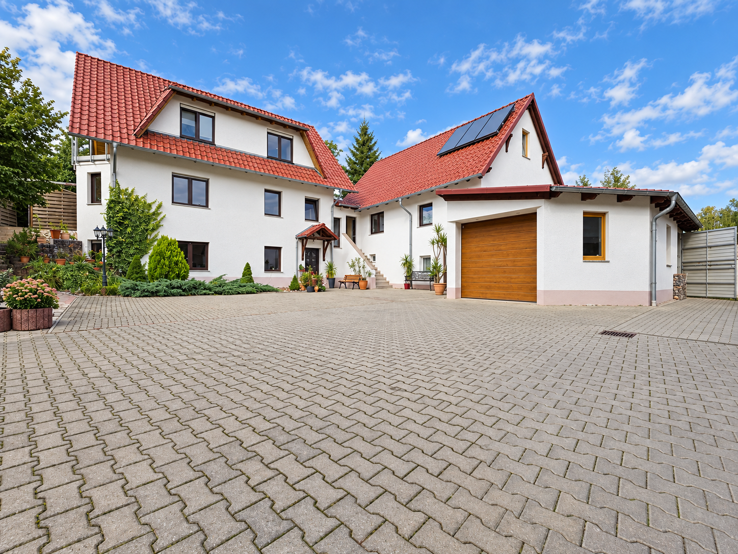 Großzügiges Anwesen mit separatem Einliegerhaus, Sauna, Nebengebäuden und traumhaftem Grundstück