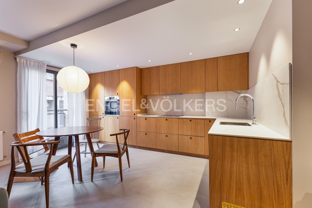 Modern Duplex Near Ruzafa with Balcony and Private Parking