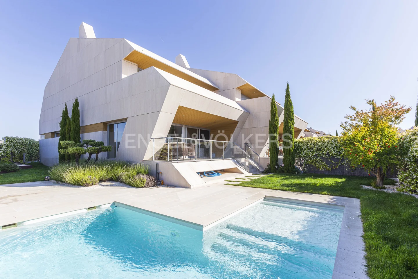 Fabulous corner villa with private pool in Boadilla del Monte