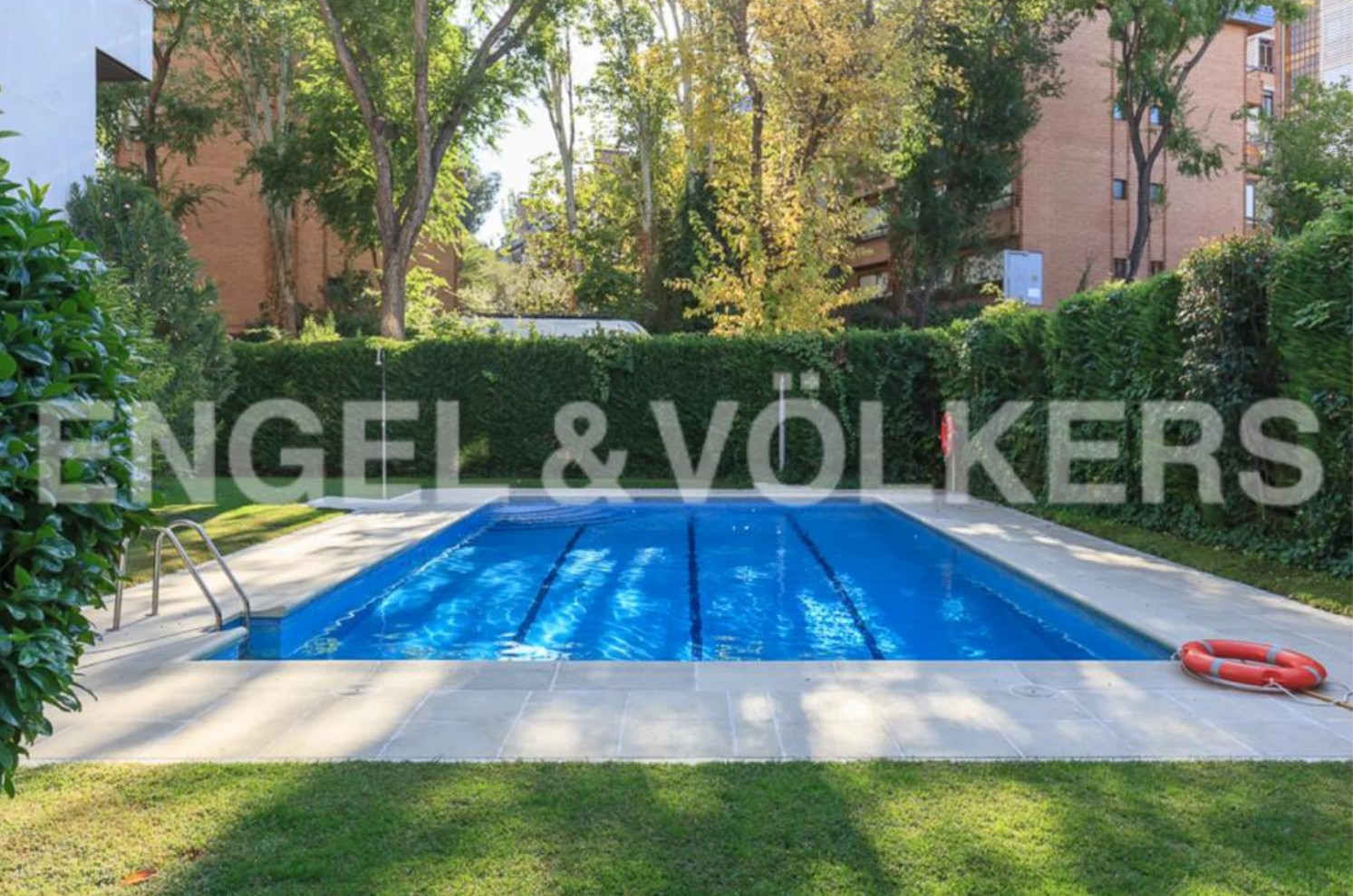 Exclusive renovated residence with terrace, garden, and pool in Chamartín, Madrid: elegance, spaciousness, and privacy in a prime location.
