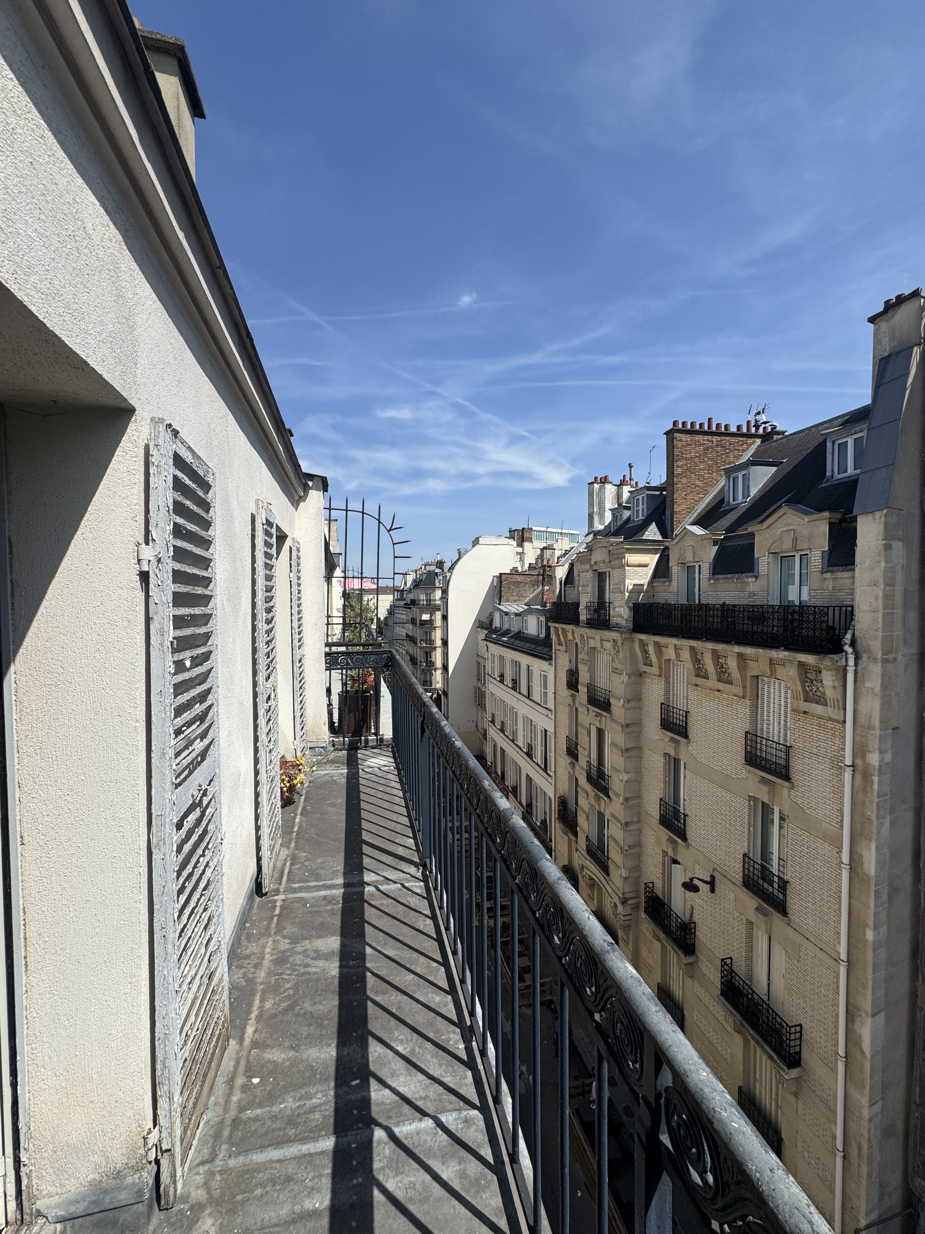 Two bedrooms - Top floor - Balcony - To renovate