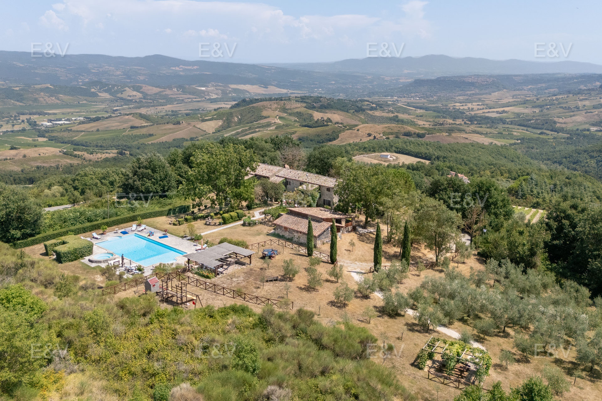 Farmhouse with a swimming pool and panoramic views of the town of Orvieto