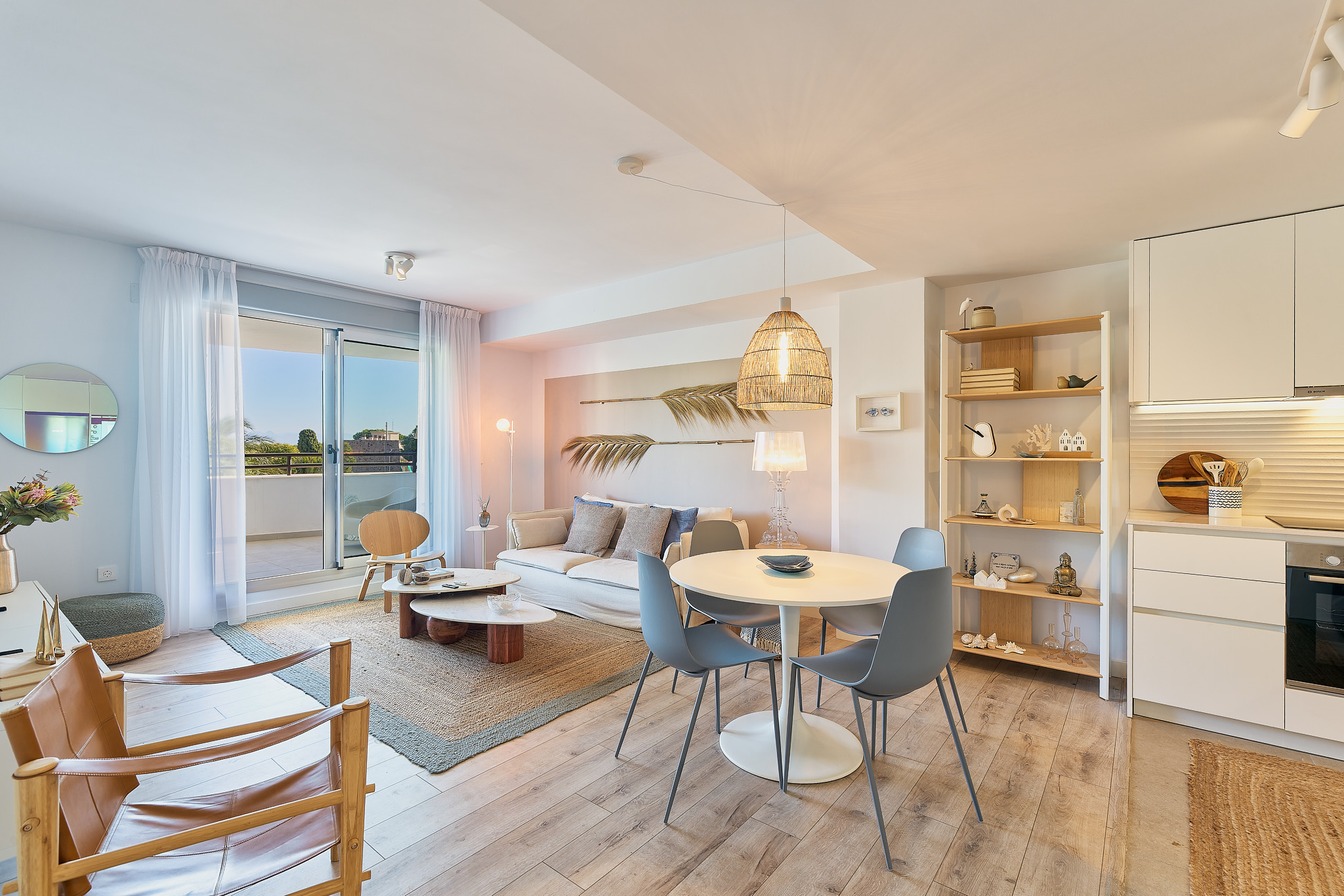 Fully furnished 2-bedroom apartment with terrace and seaviews