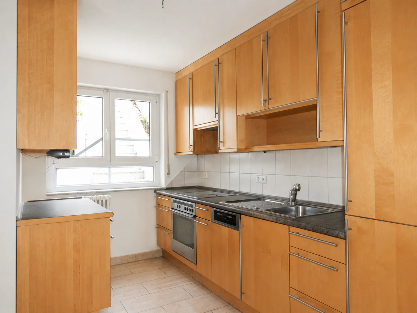 Schickes und gepflegtes RMH zur Miete • Geniale Aussicht, Gärtchen, großzügige Zimmer, EBK, Carport und sofort verfügbar - Photo 3