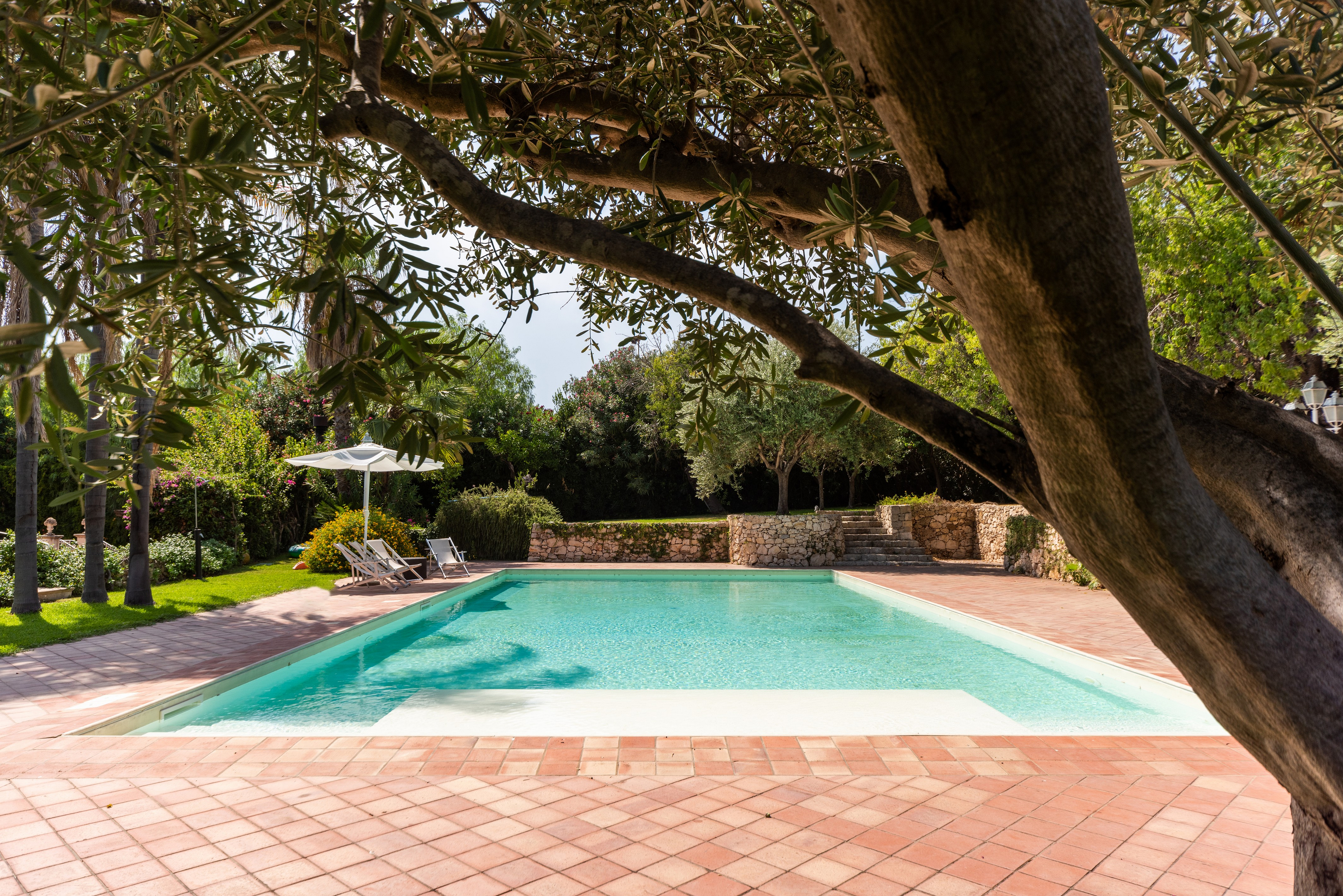 Prestigious villa with Mediterranean Park and swimming pool