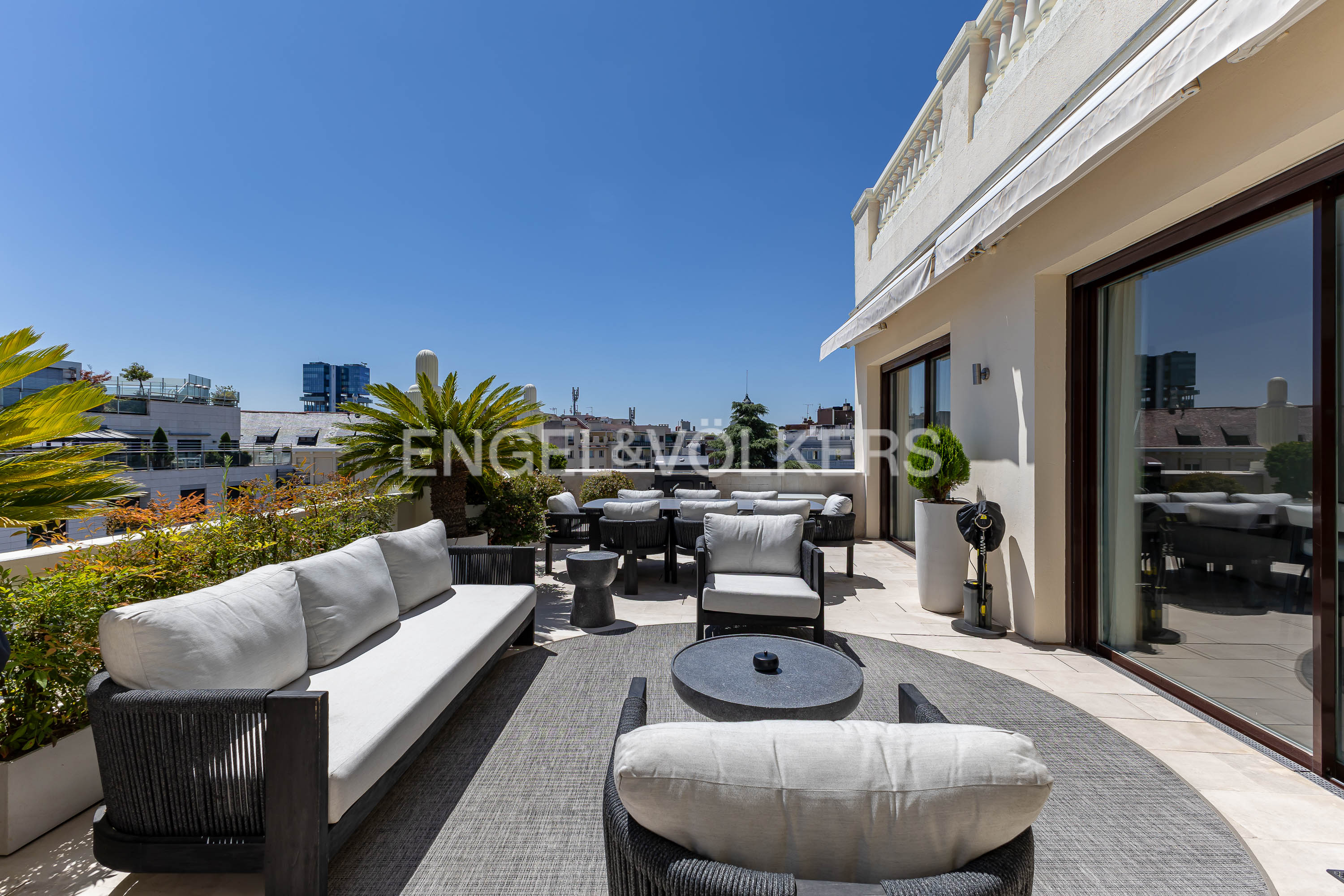 Dream penthouse on a full floor, luxuriously furnished, with a 50-meter terrace and garage