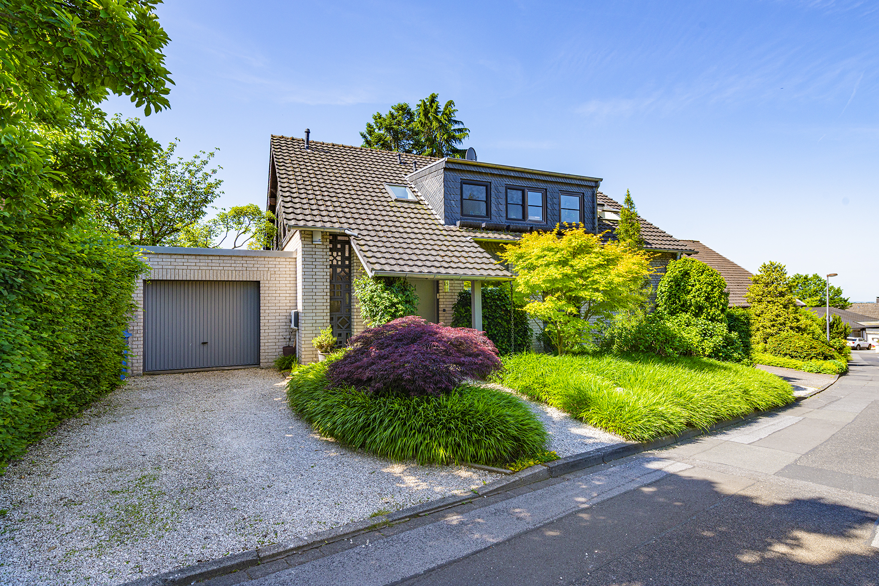 Großzügiges Einfamilienhaus mit Pool, Sauna und zwei Garagen in bester Wohnlage von Leichlingen