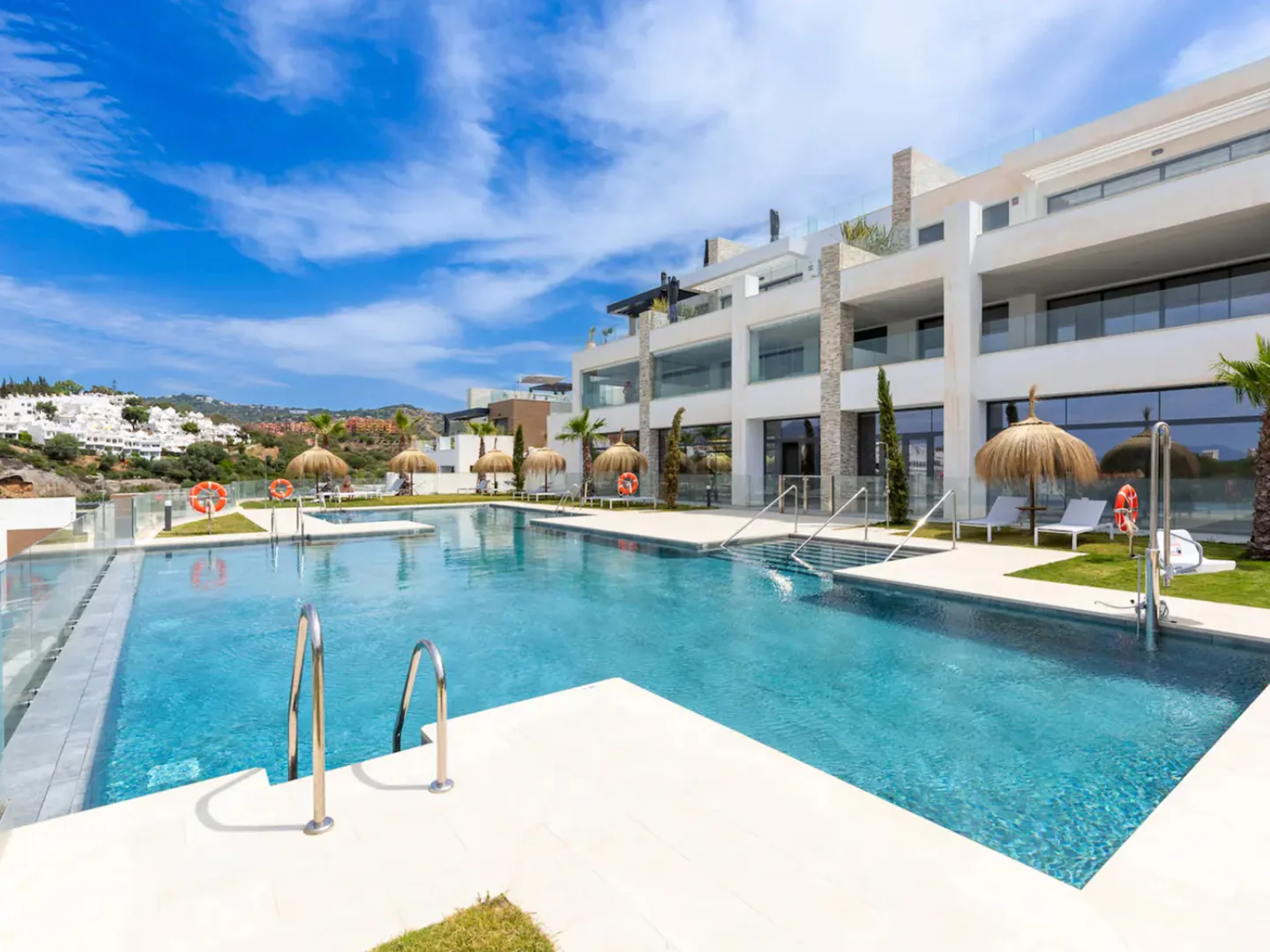 Modern 3-bed apartment in Cabopino in a luxury complex