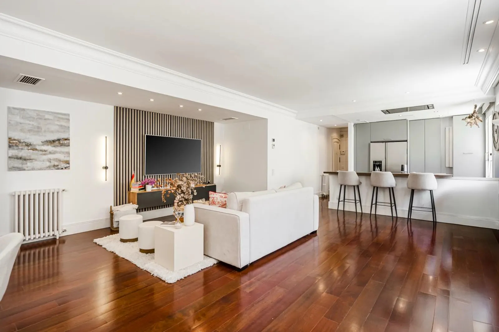 BRIGHT AND ELEGANT 2-BEDROOM APARTMENT ON VELAZQUEZ STREET