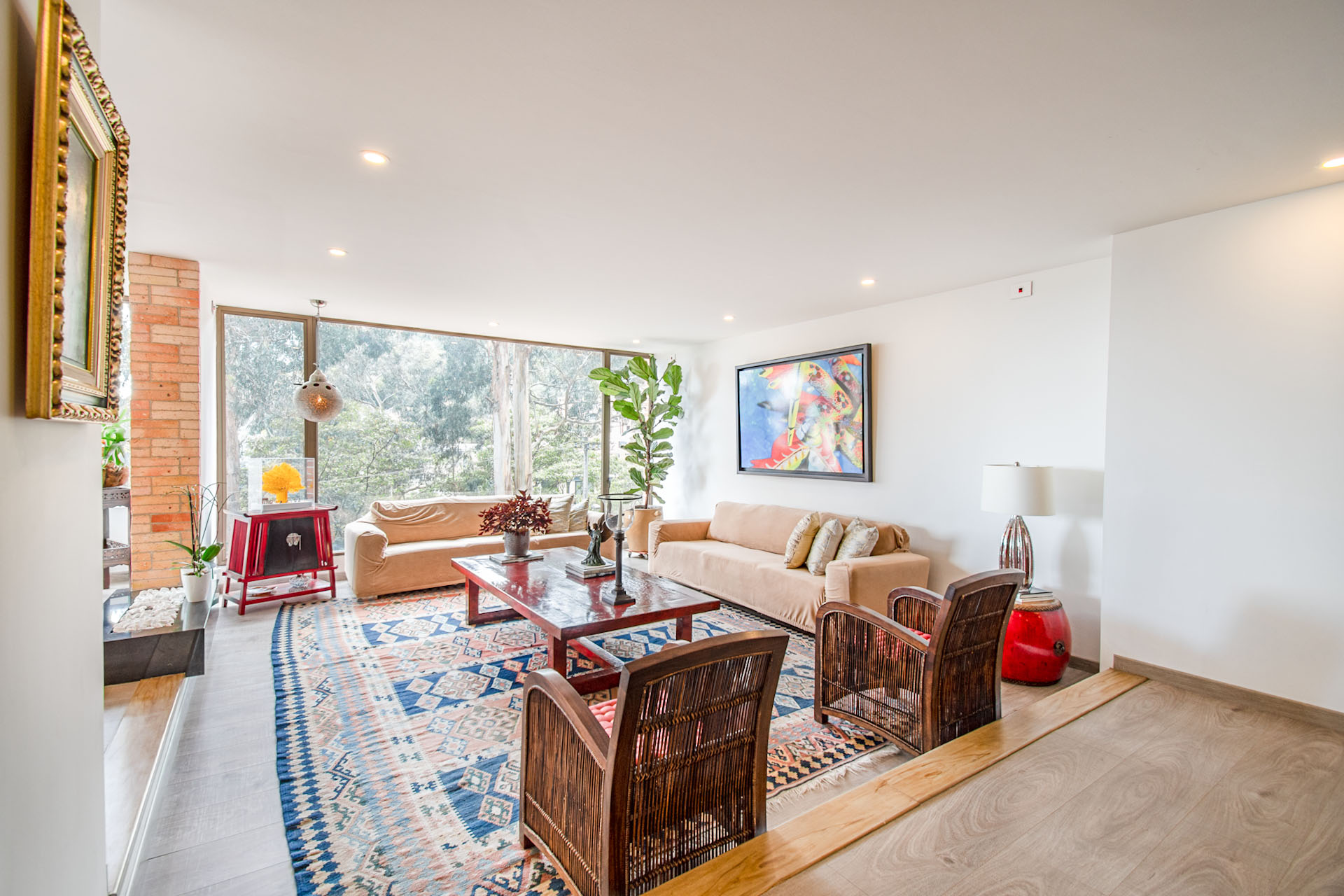 Iluminado apartamento con vista para arriendo en Chicó Alto