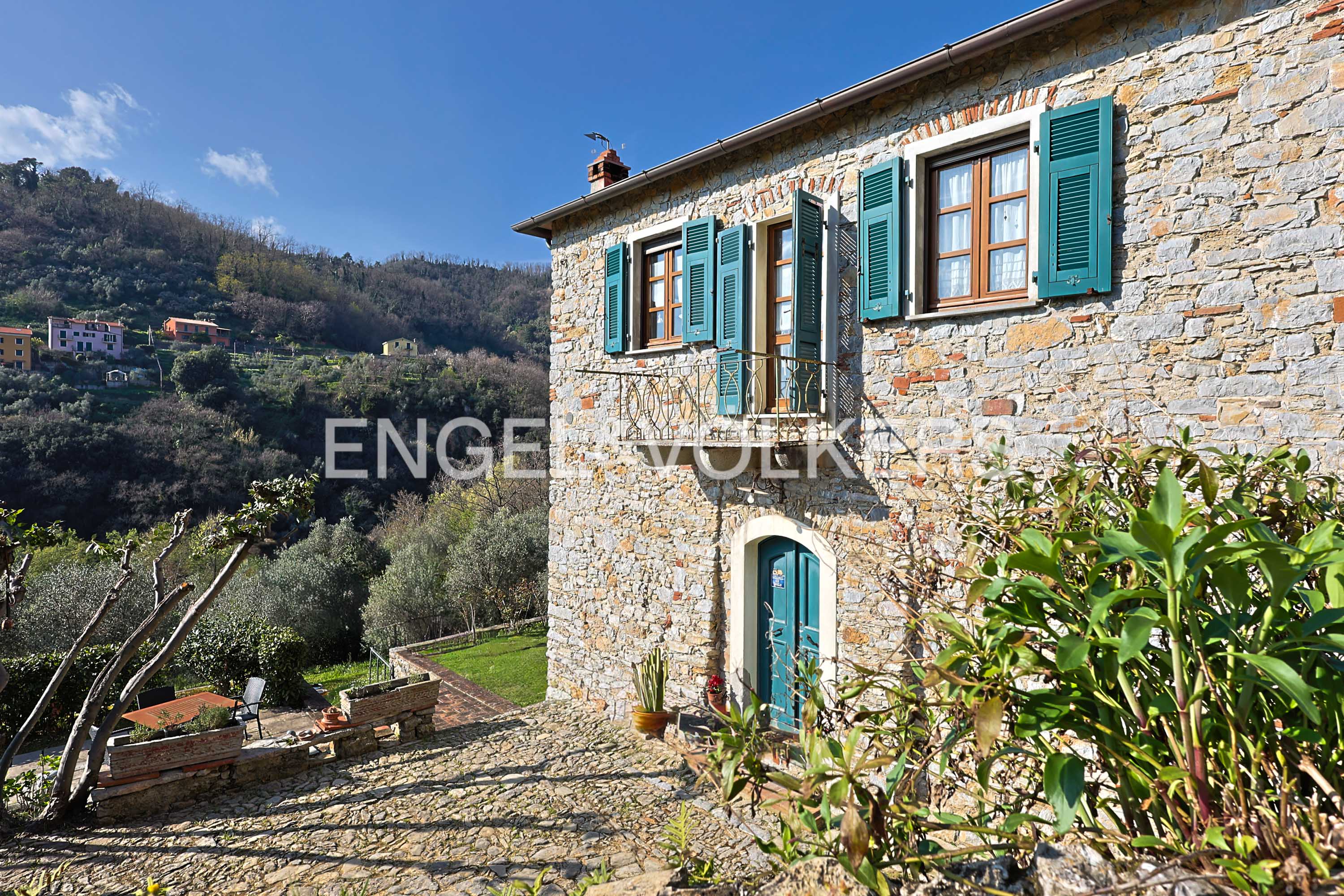 Property with two stone farmhouses and an olive grove, five minutes from Lerici beaches