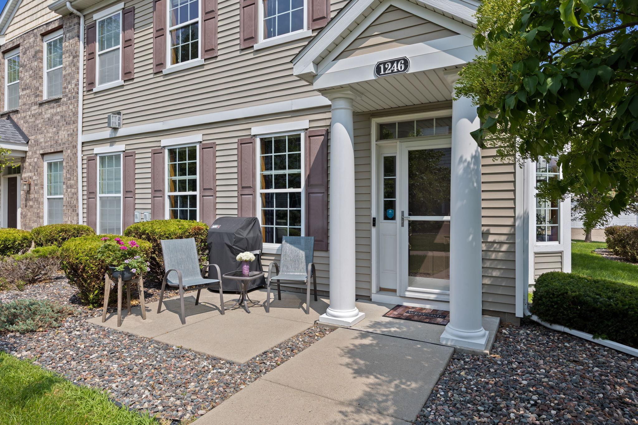 Light-Filled 3BR Townhome with Vaulted Suite