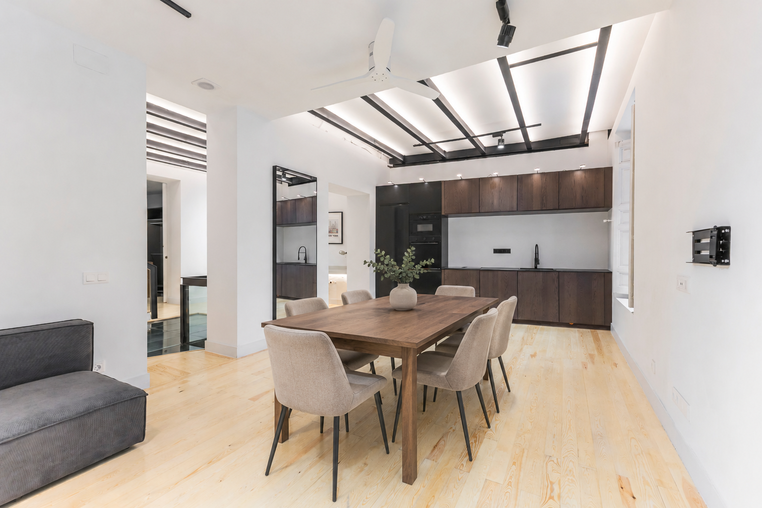 Stunning new designer ground-floor flat with historic wine cellar, glazed patio and olive tree in central Madrid - short stays