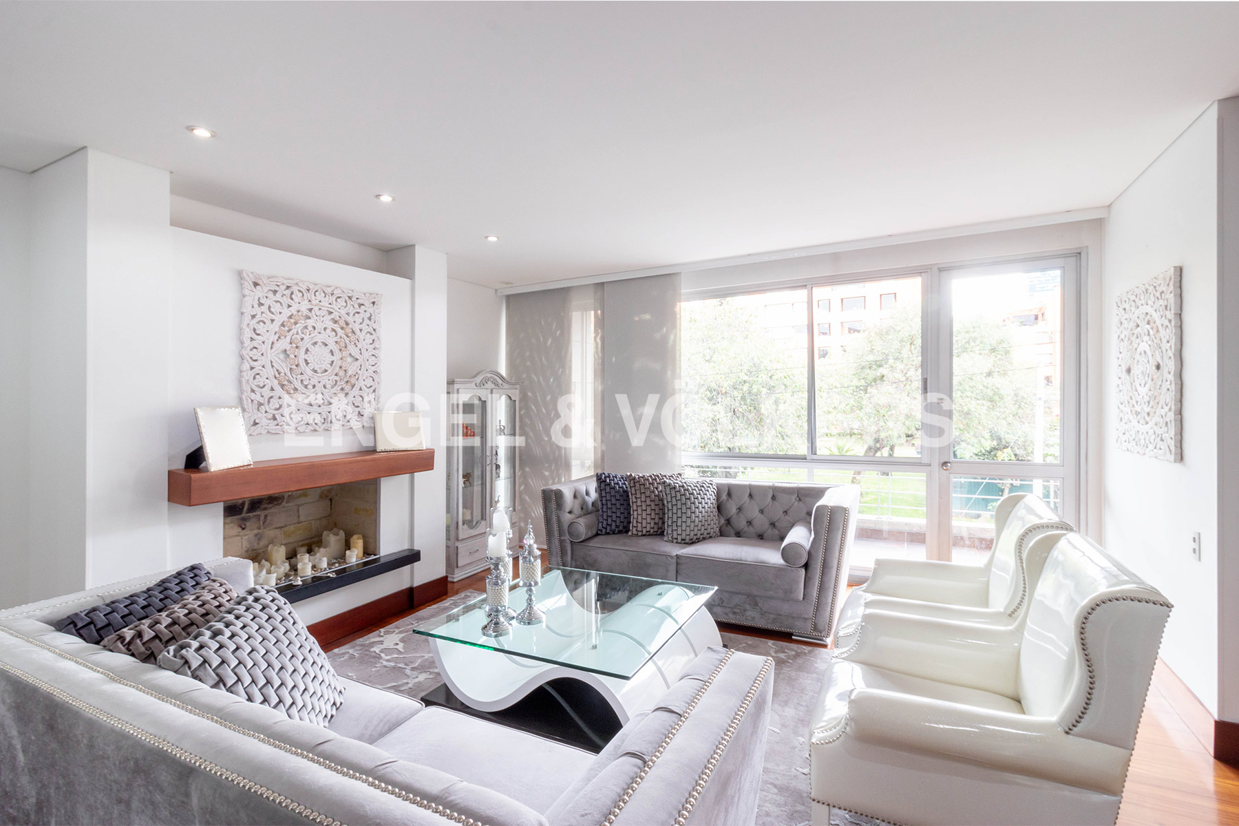 Amplio apartamento con terraza para arriendo en Santa Paula