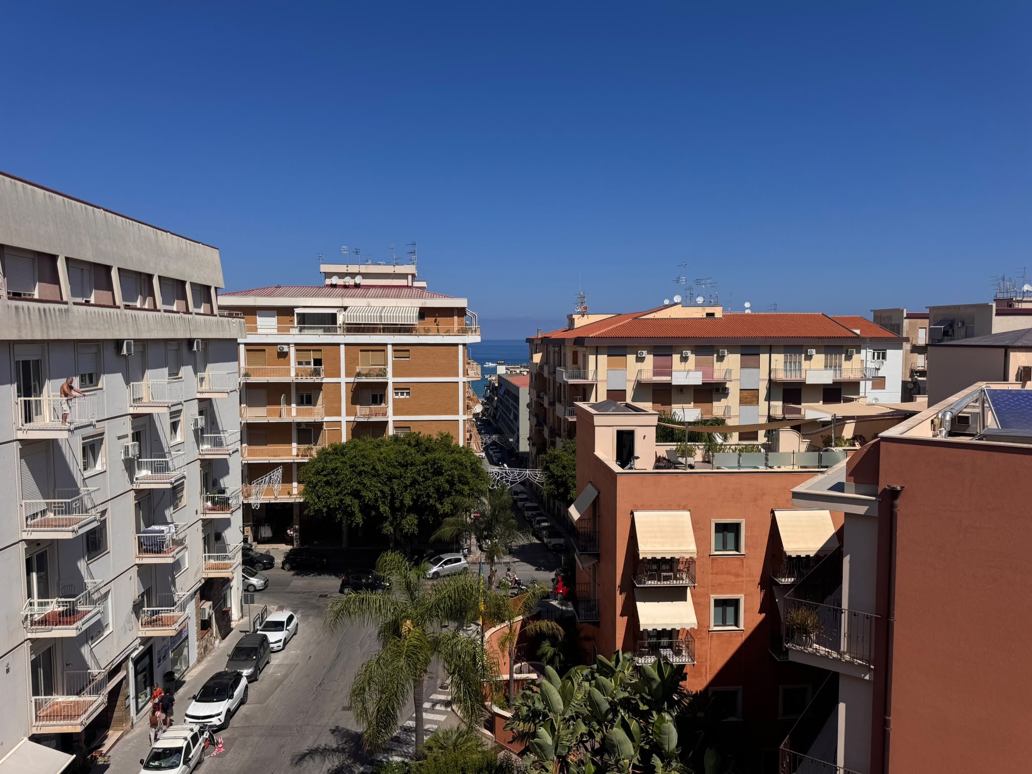 Bright apartment just steps away from the sea
