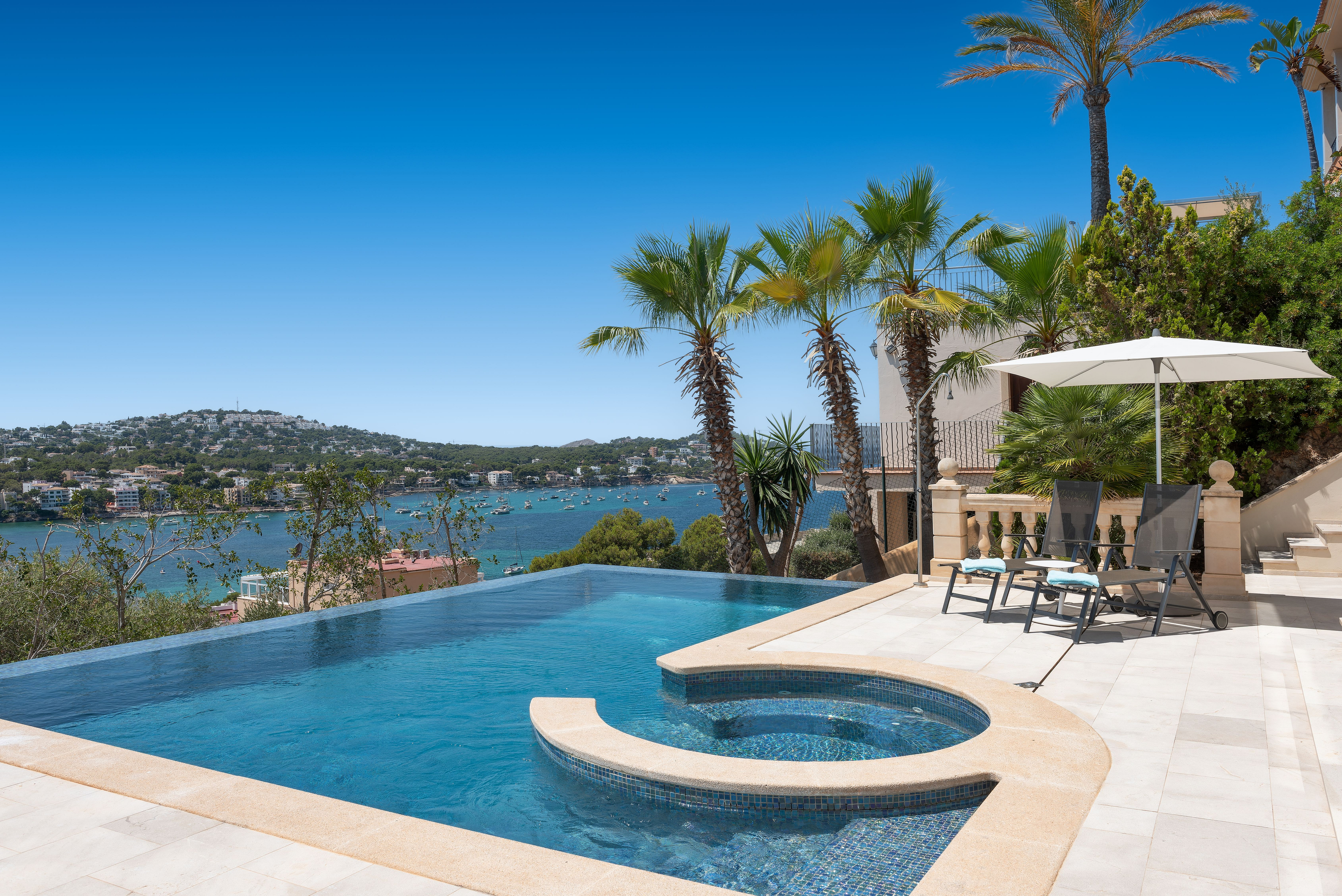Elegant villa with fantastic sea-views