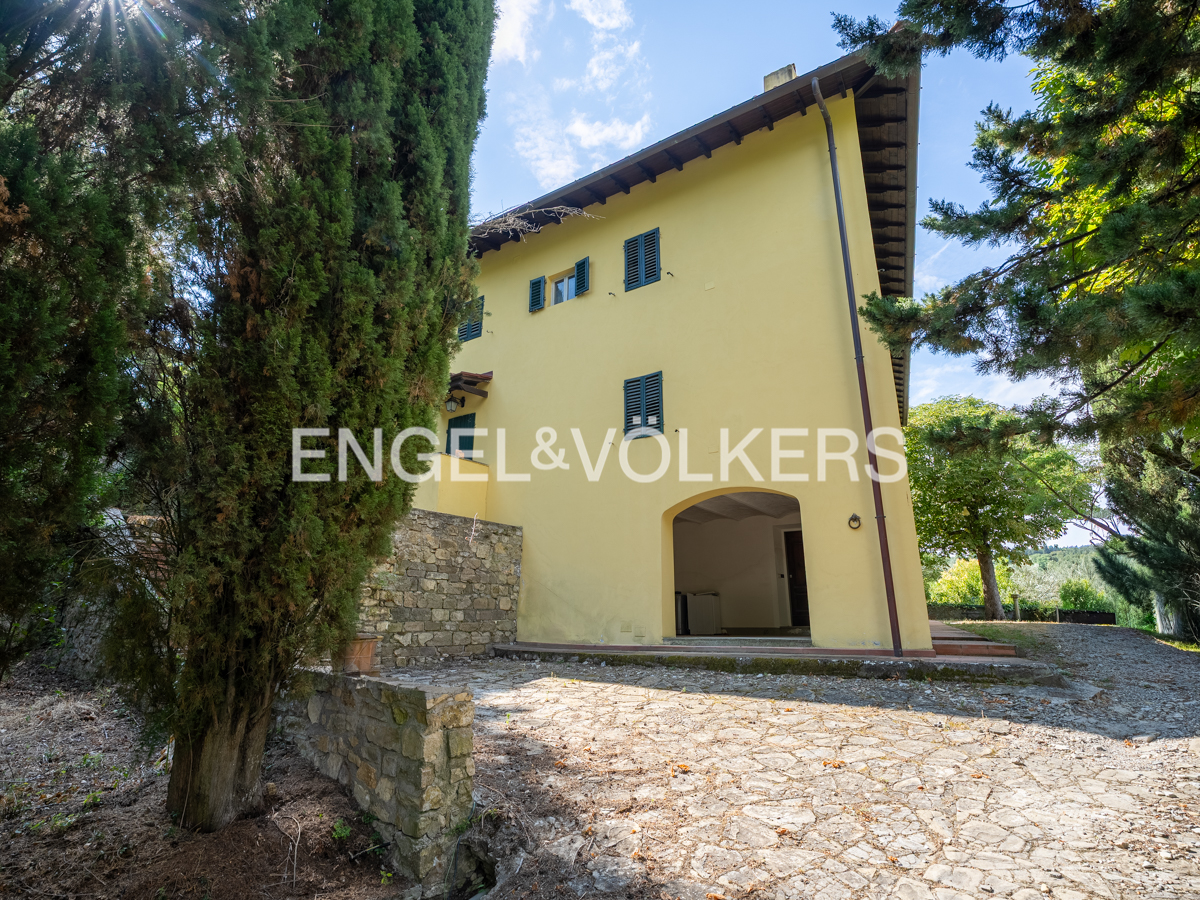 Charming property amid the green Tuscan hills with views of Florence