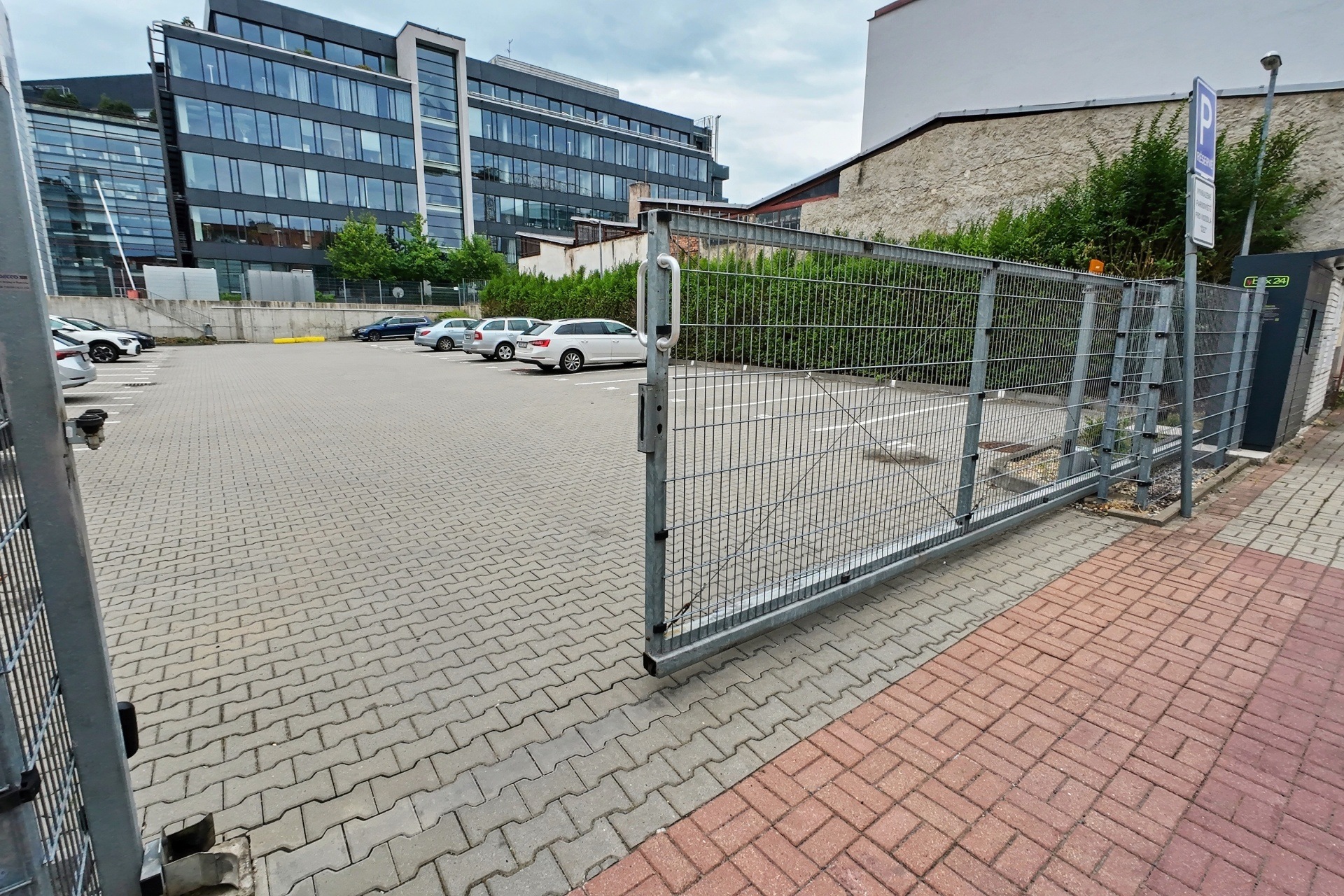 Parkoviště vedle Čezu - (BB centrum Vyskočilova)