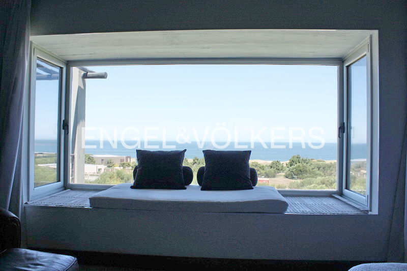 With abundant natural light and fantastic panoramic sea views