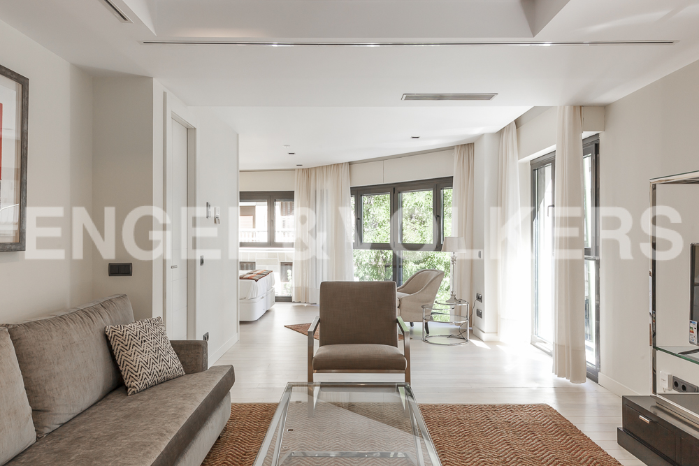 Bright furnished apartment in Almagro with parking and swimming pool.
