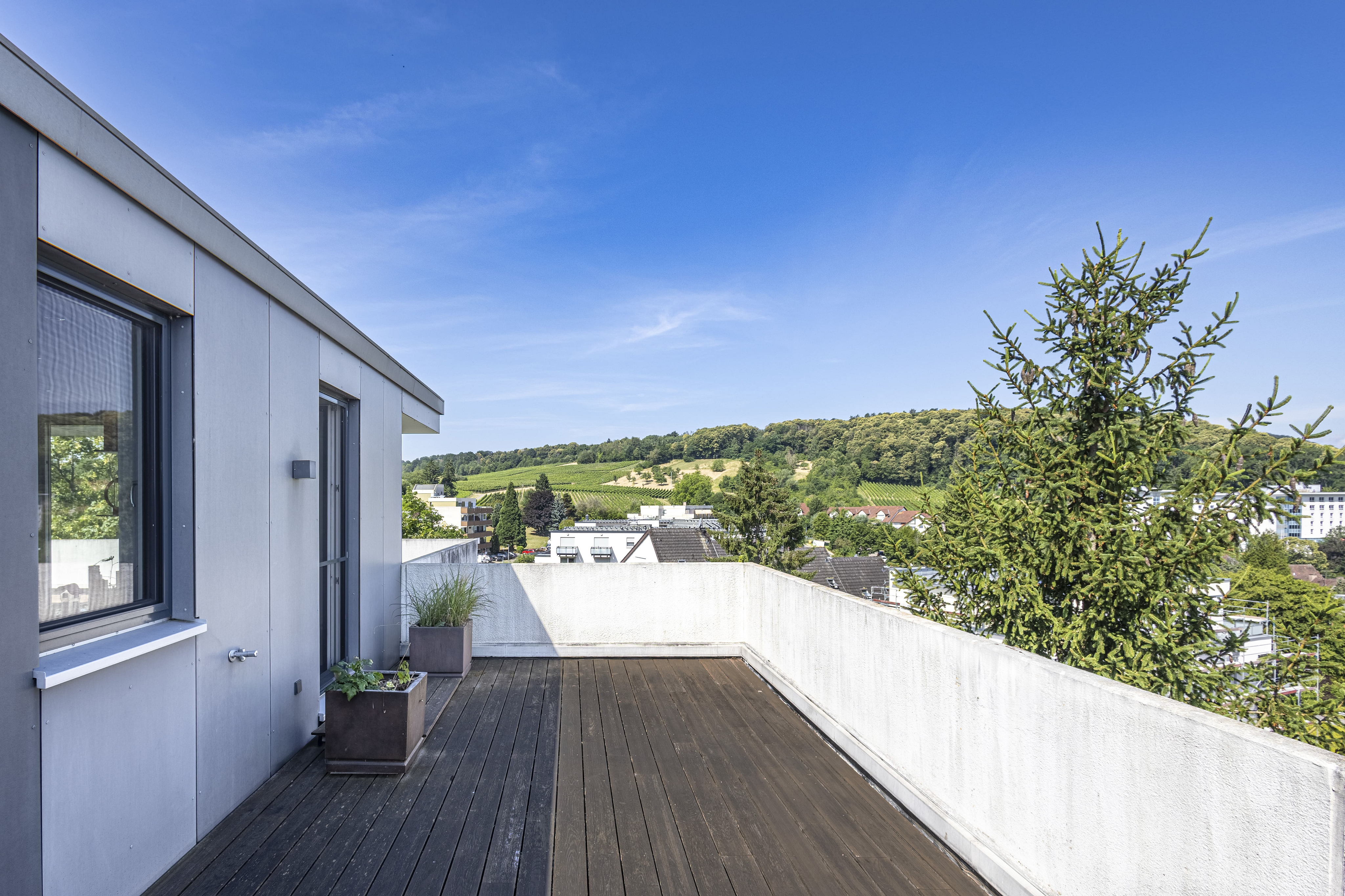 Modernes Penthouse mit großzügigen Terrassen, Aufzug und Panoramablick