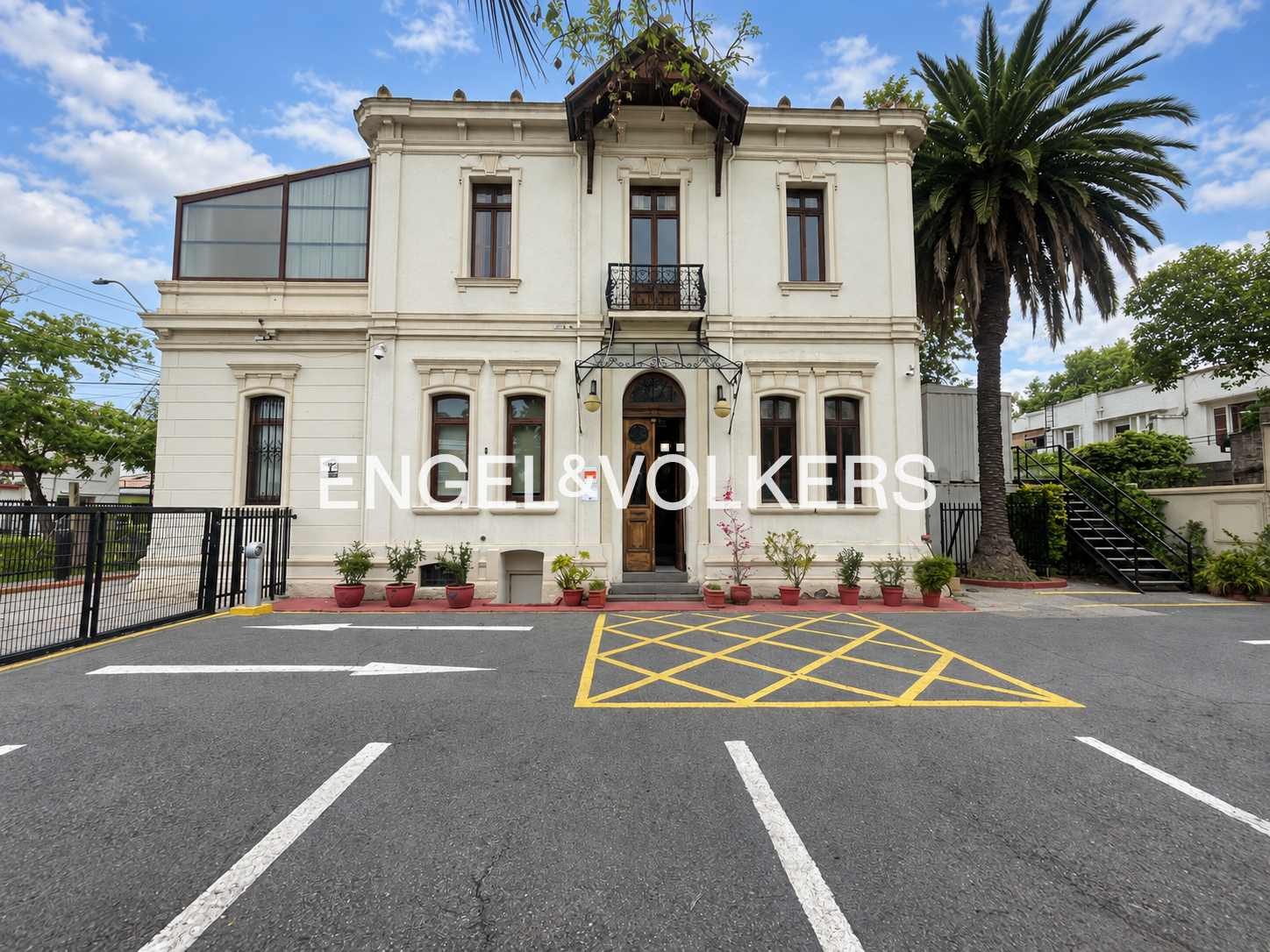 Local comercial de 18 privados y 15 estacionamientos en Providencia