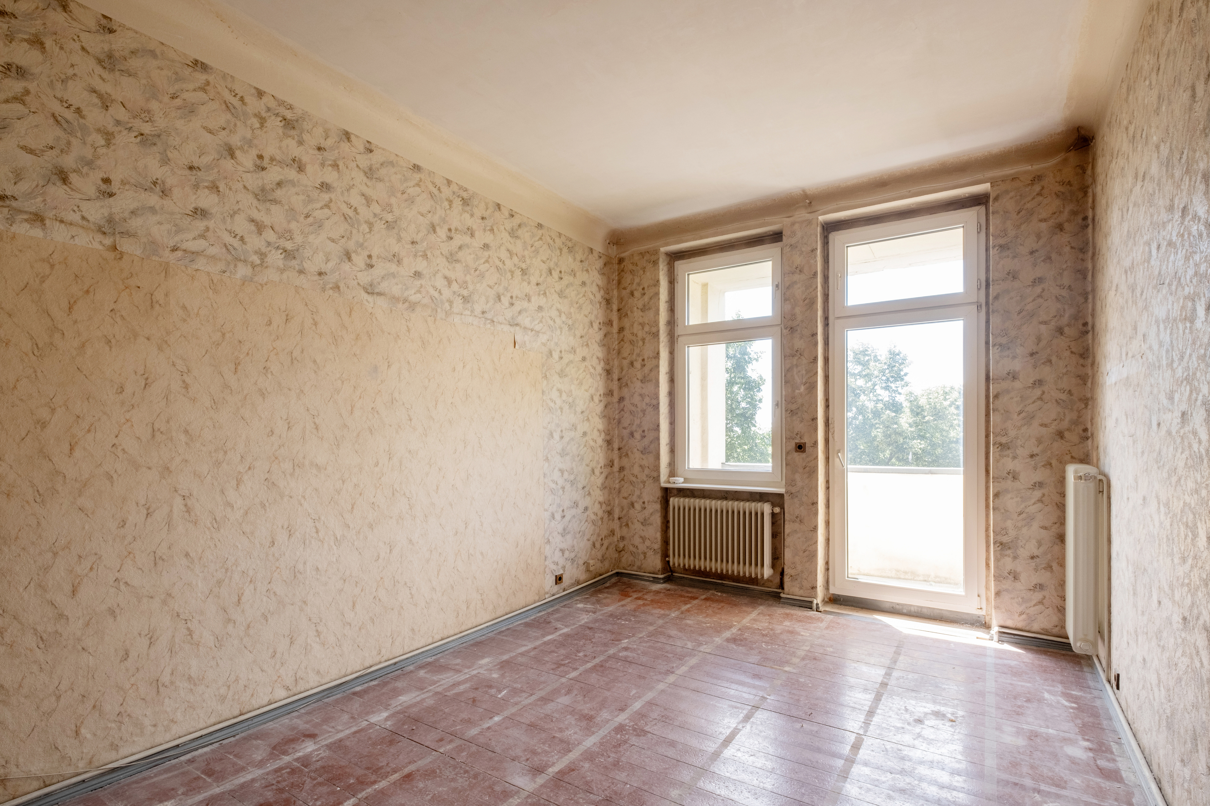 Sanierungsbedürftige Altbauwohnung mit Loggia im Schillerkiez