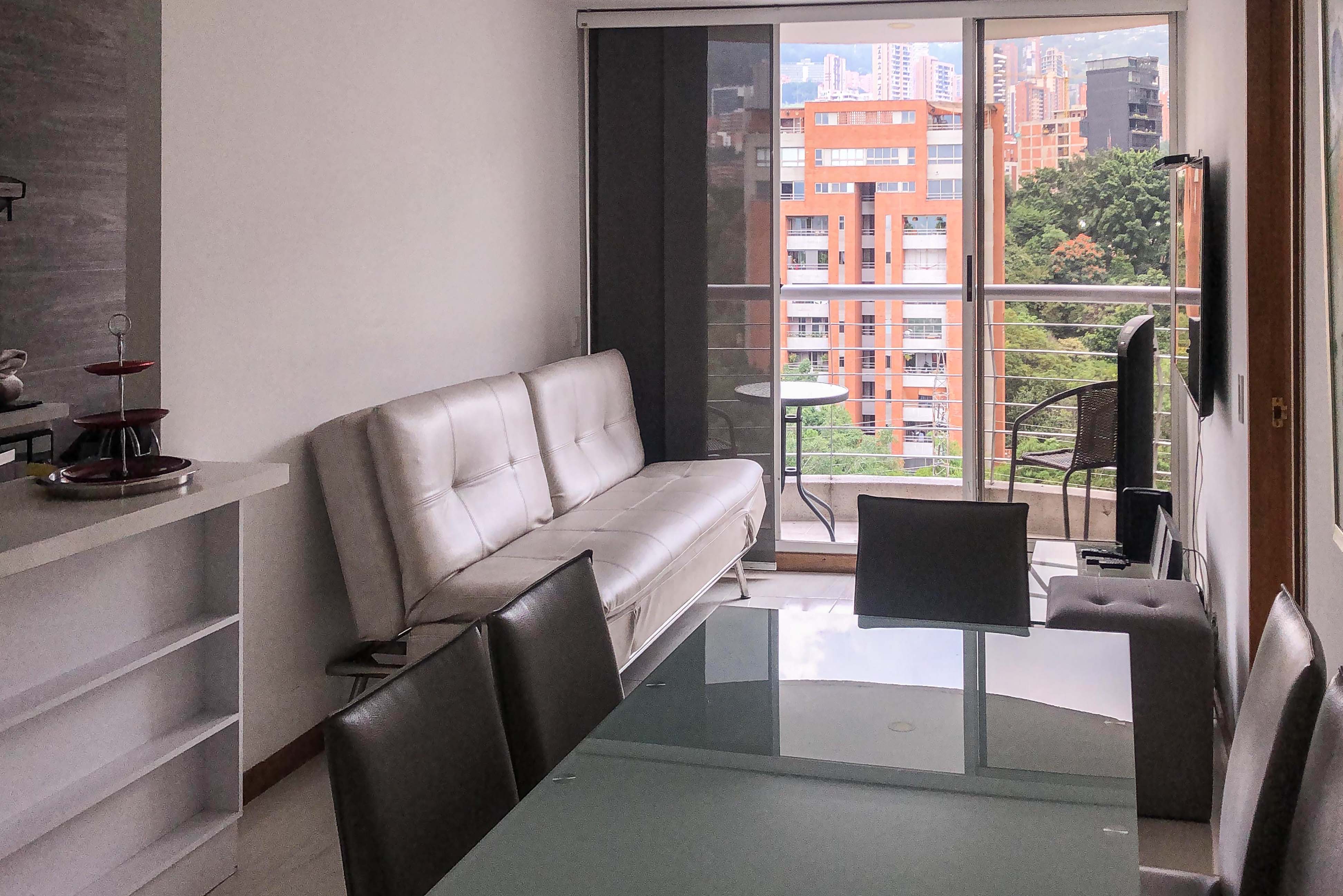 Apartamento amoblado con balcón para arriendo en Patio Bonito, El Poblado