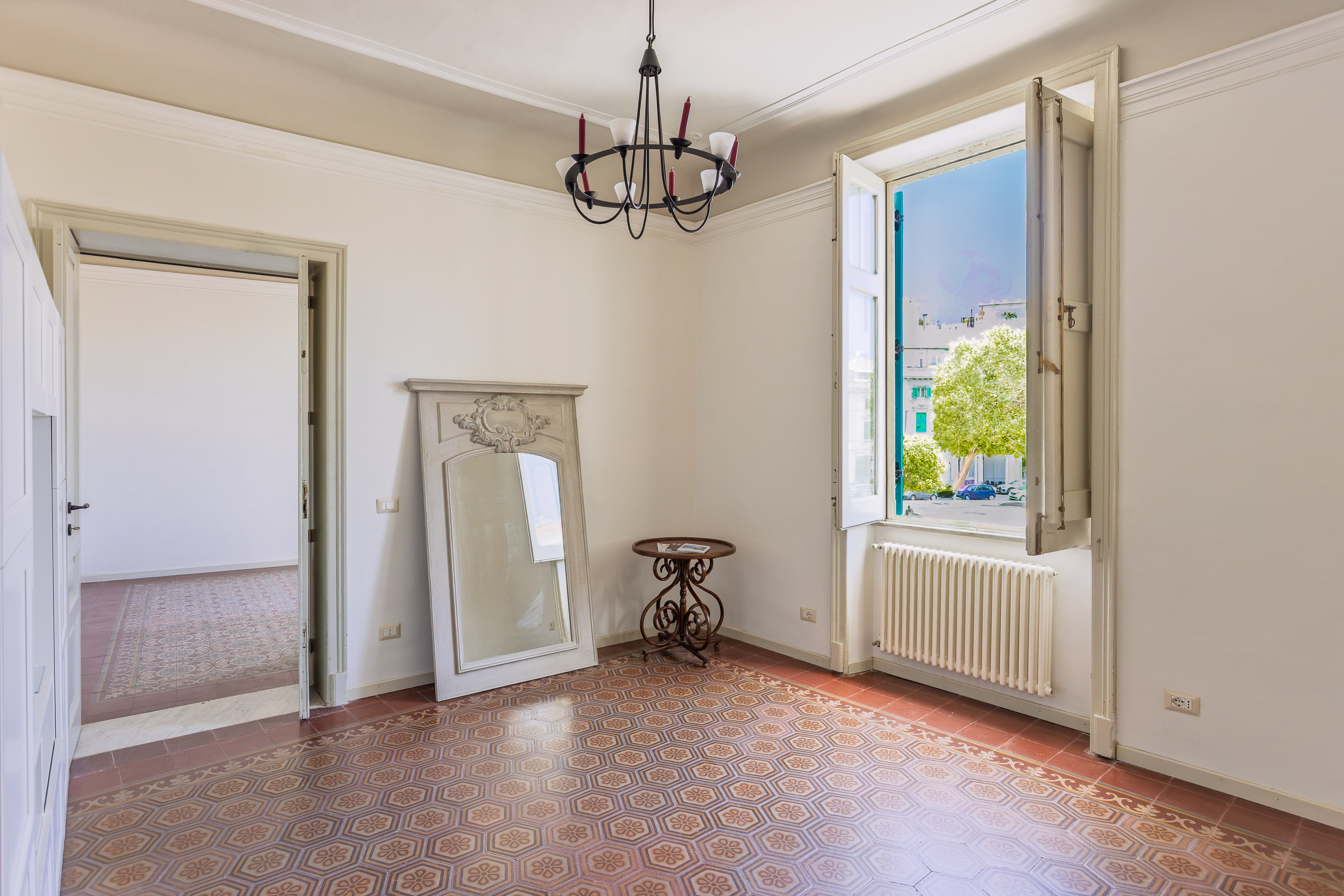 Refined historic flat in Piazza del Popolo