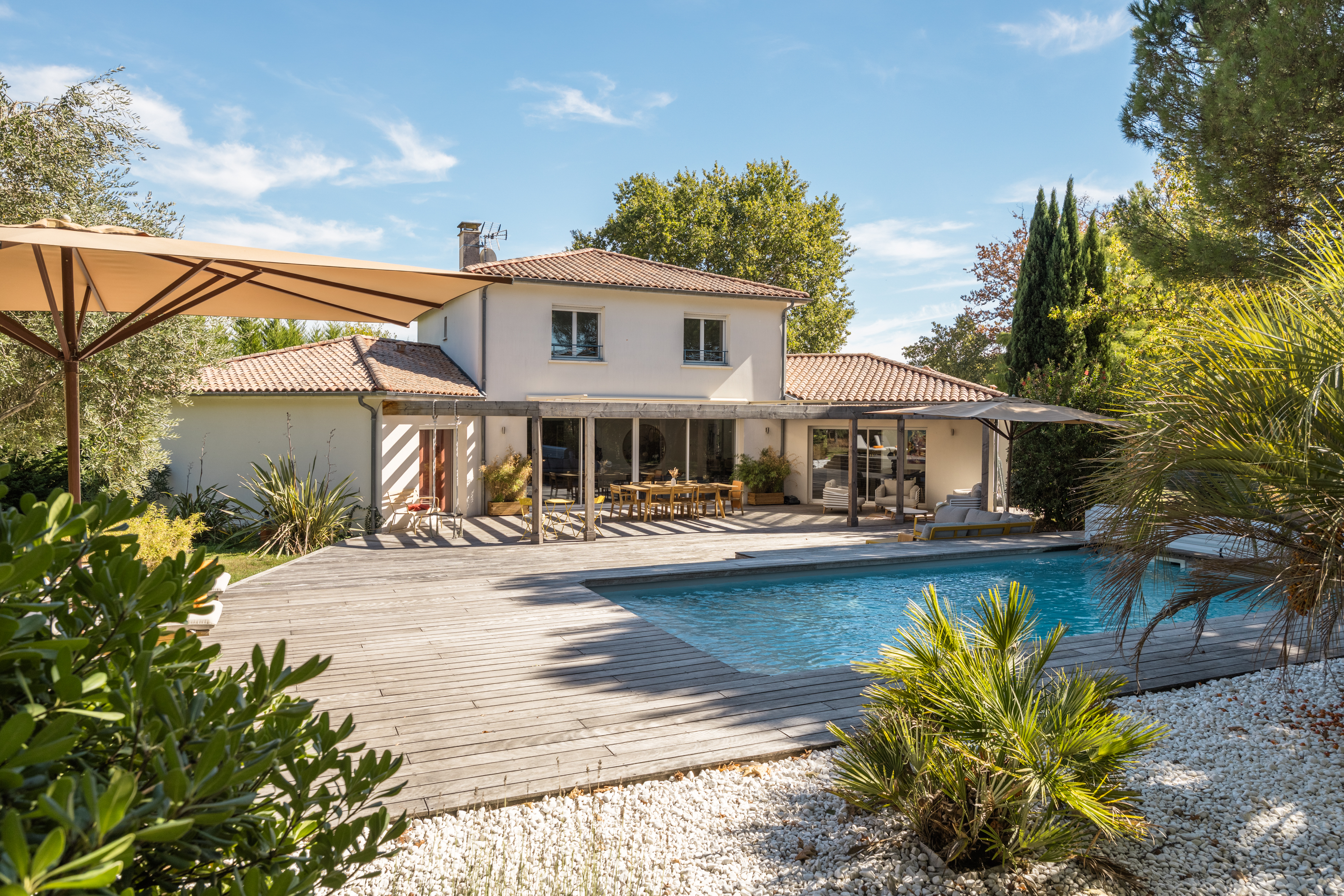 Bouliac – Elegant 5-bedroom property with swimming pool