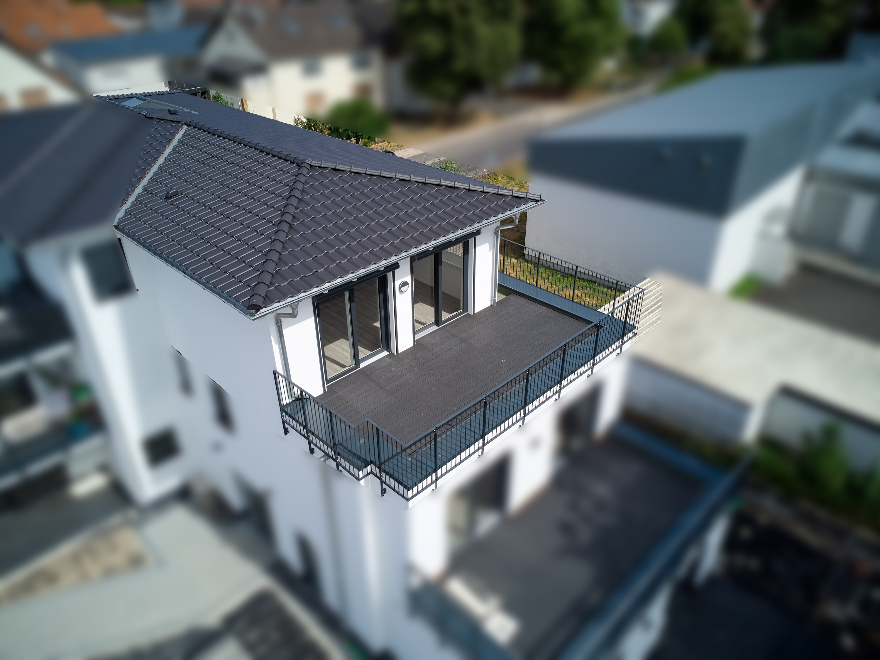 Lichtdurchflutete Architektenwohnung mit nahezu umlaufendem Balkon