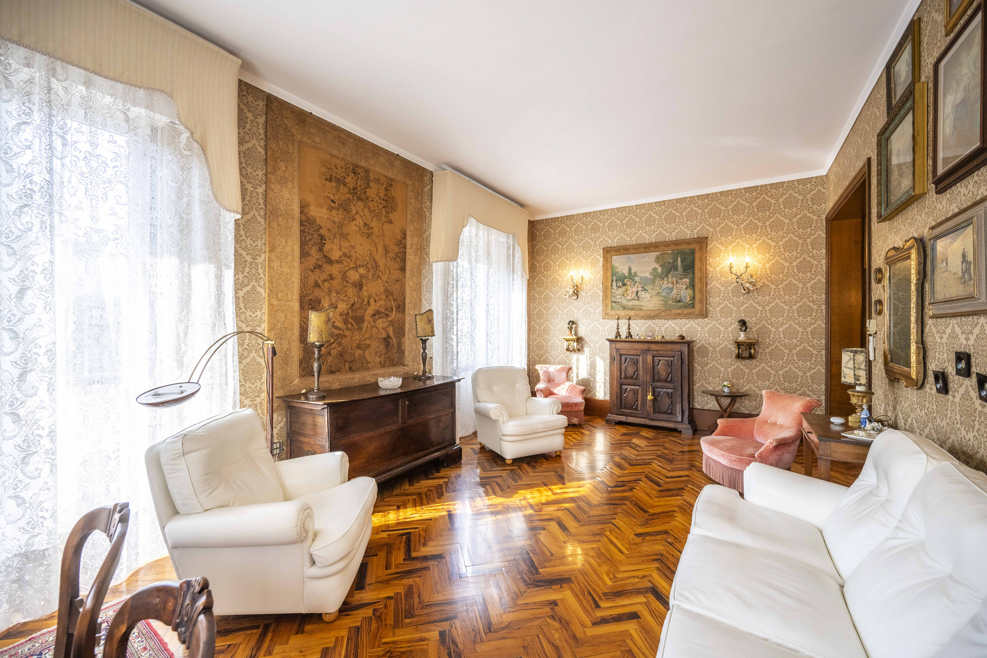 Elegance and light in the heart of Cittadella: spacious three-bedroom flat with garage