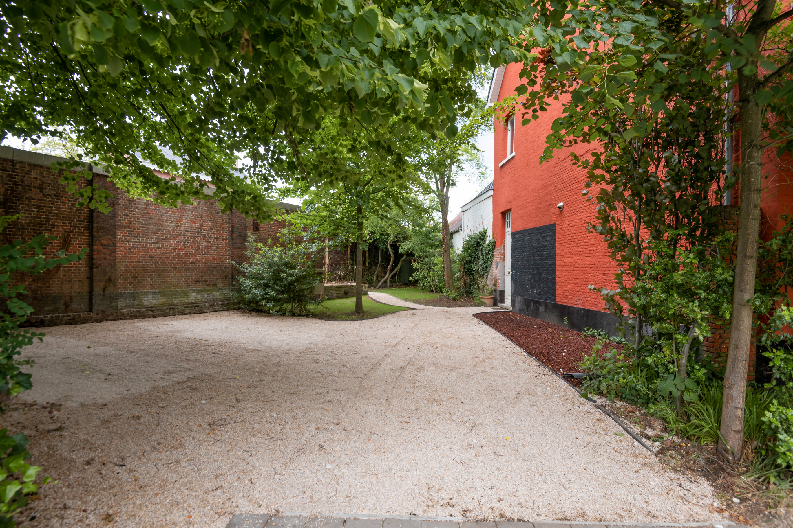 Veelzijdige opbrengsteigendom met handelsgelijkvloers en 2 appartementen!