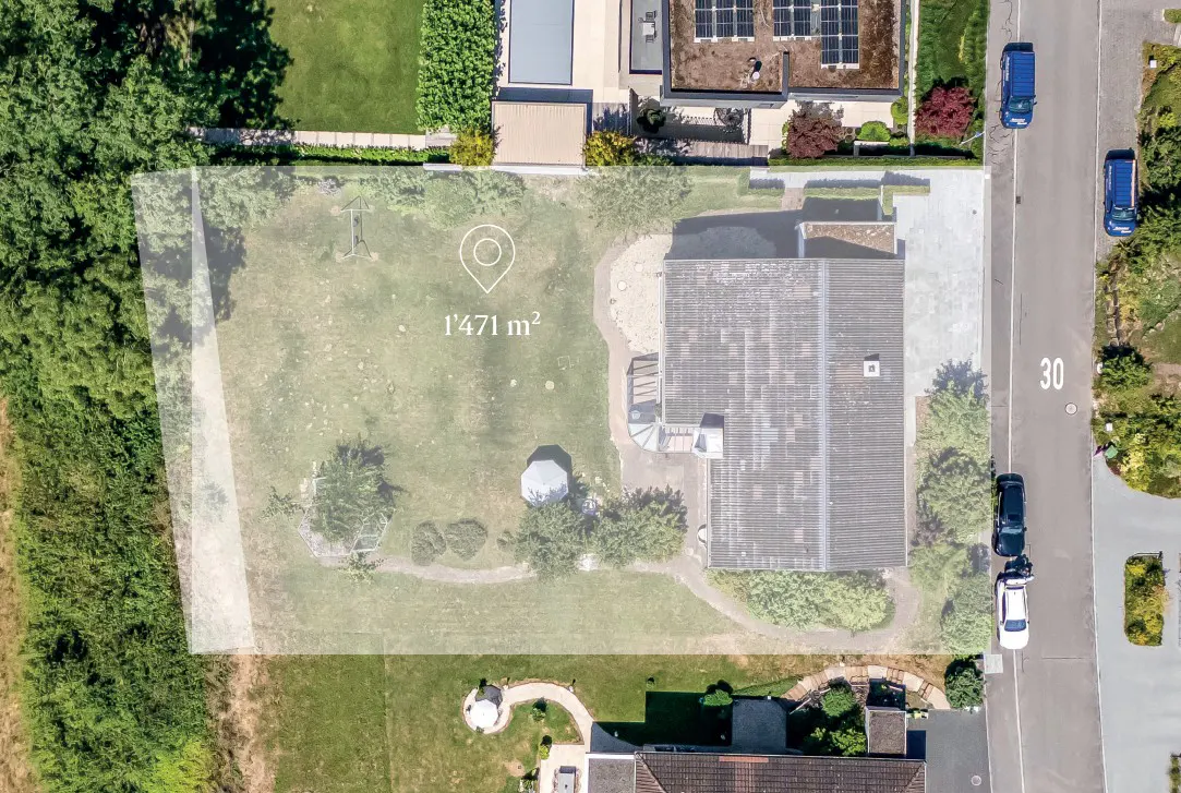 Aerial view of a 1,471 square meter property with a house, lawn, trees, and a road with parked cars. The property is outlined in white.
