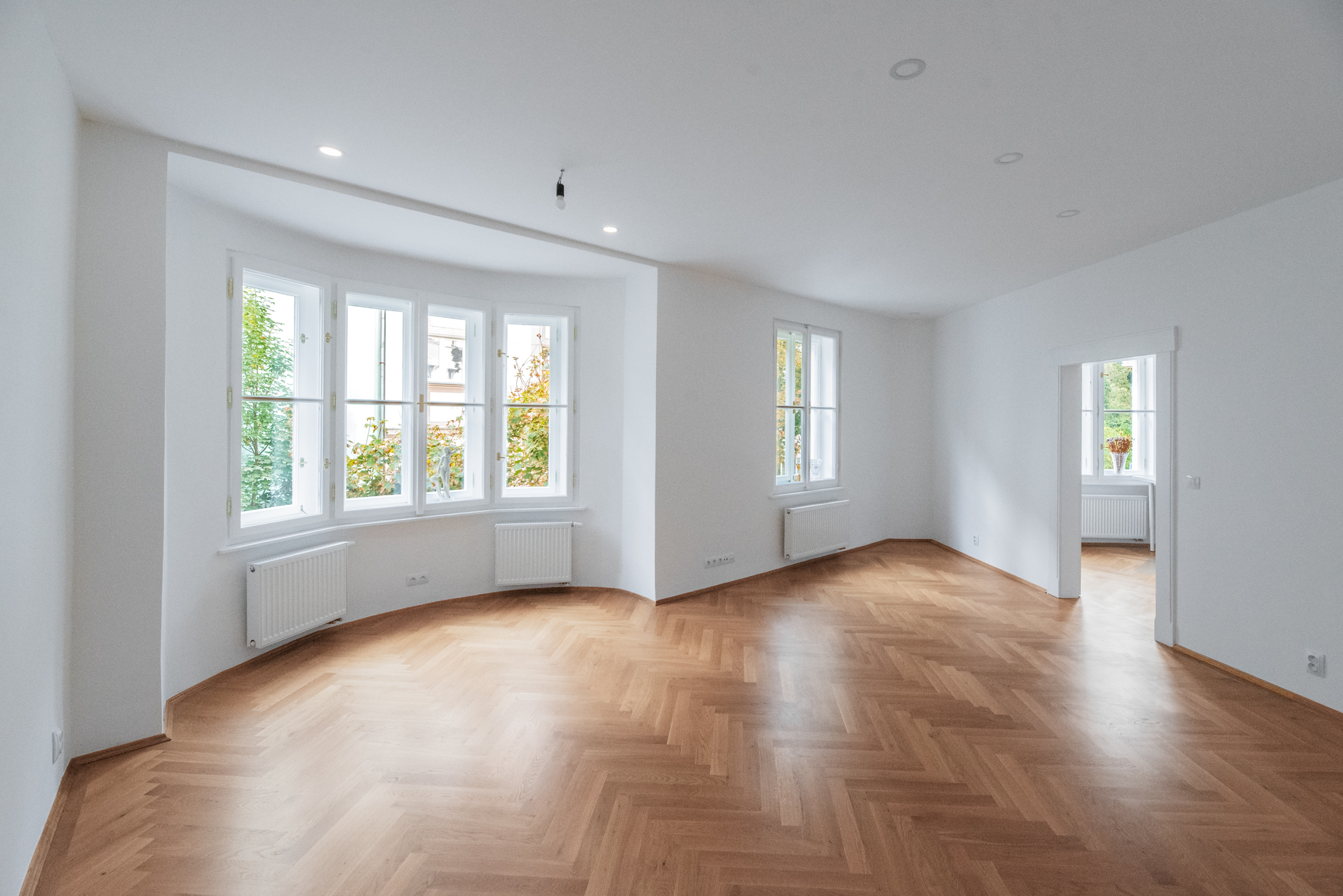 Sale of a 3+kt flat - fully refurbished, with views of greenery and a balcony overlooking the courtyard