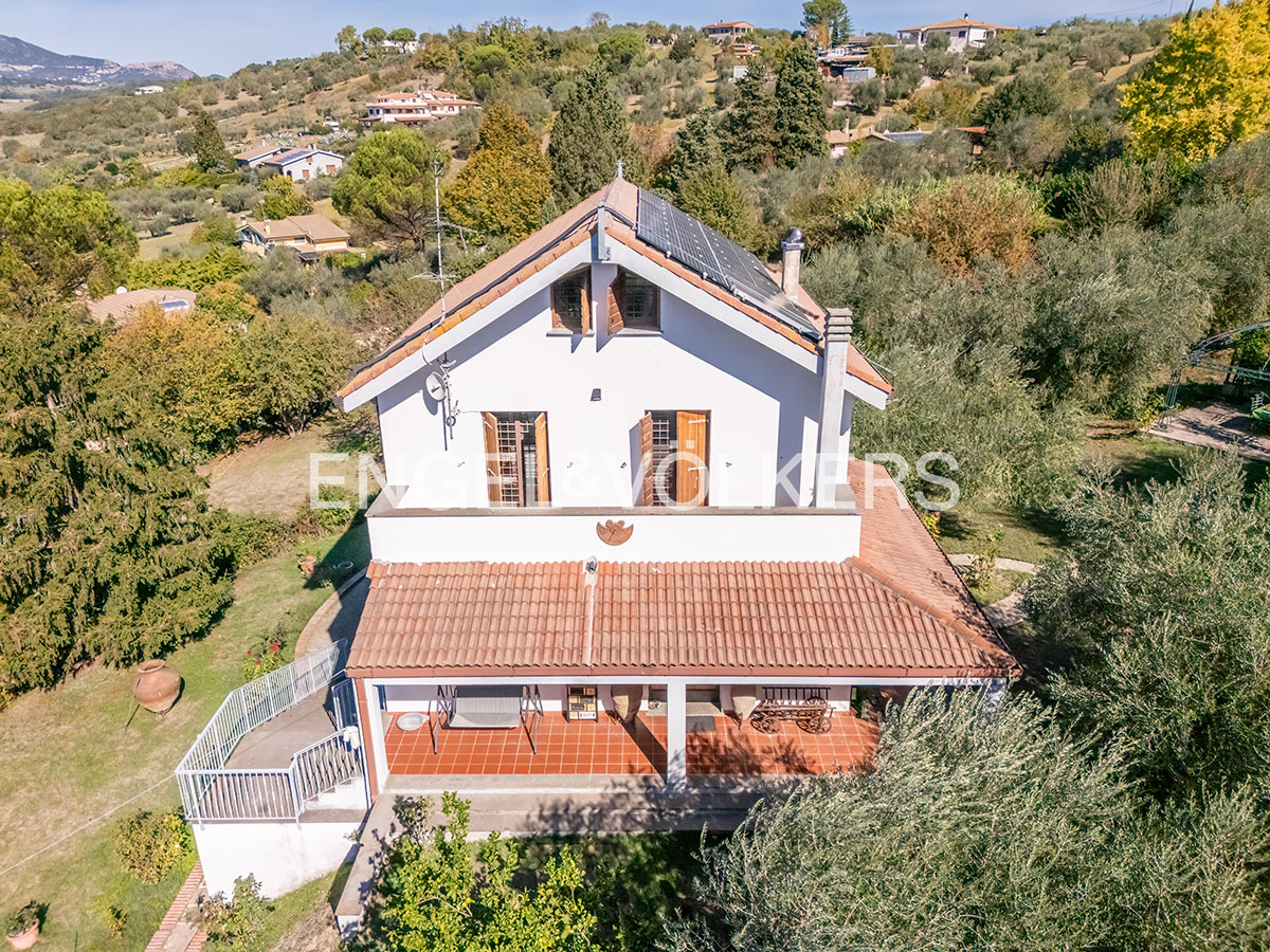 Fiano Romano – Detached villa with one hectare of grounds and panoramic views