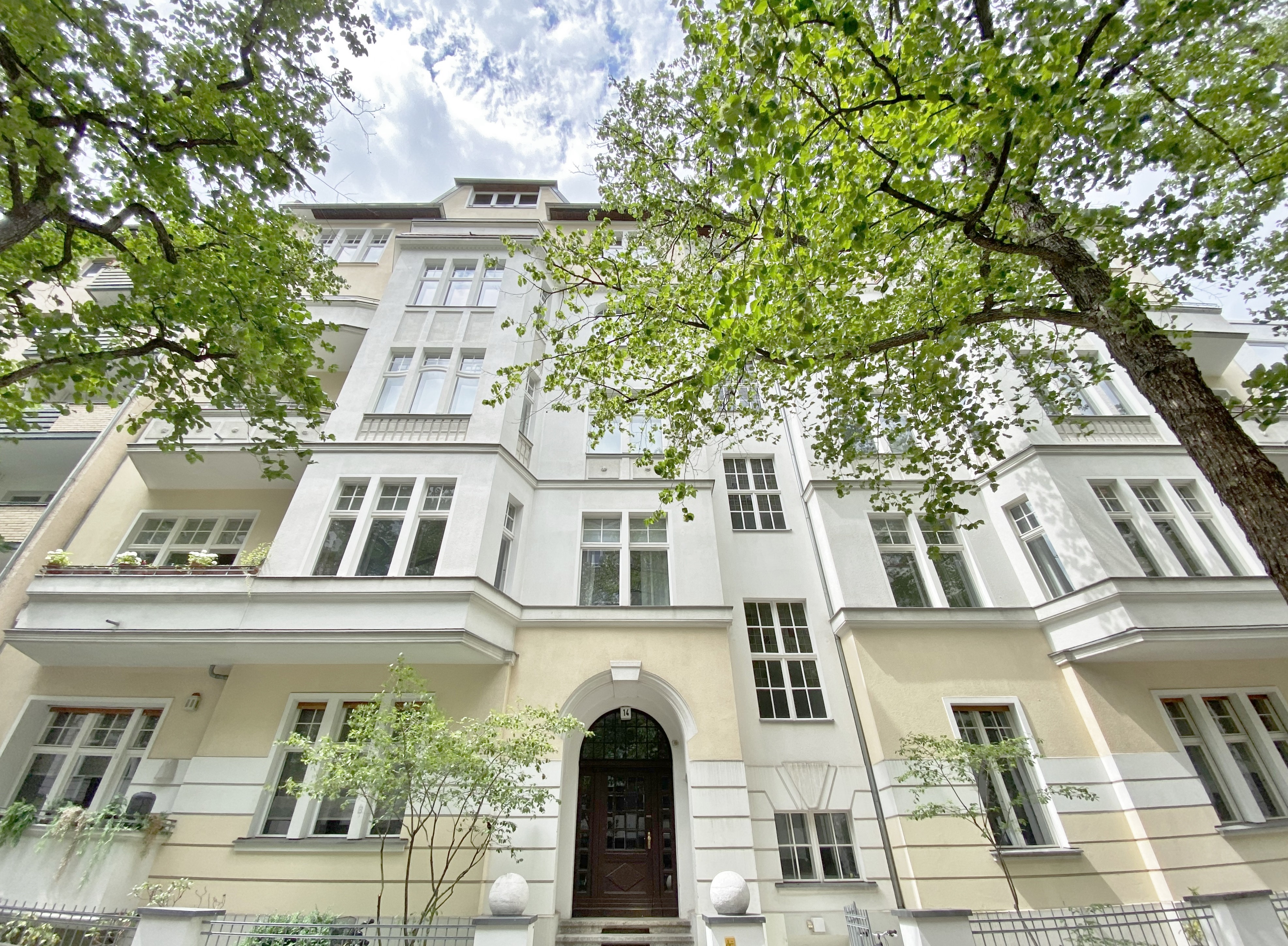 Stilvoll möblierte Altbauwohnung nahe Olivaer Platz