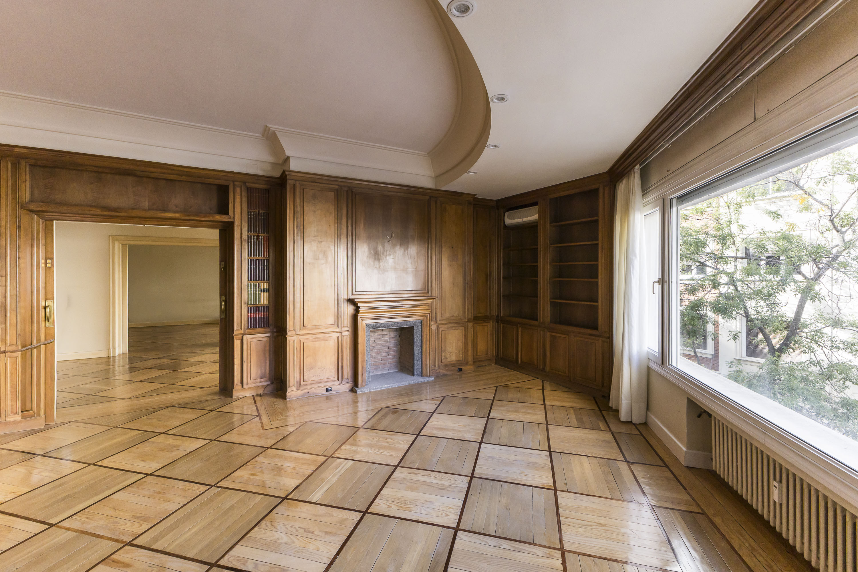 Elegant apartment to renovate with four terraces on Castelló Street.