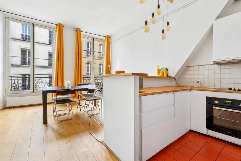 Paris 1st District – Charming 2/3-Room Apartment of 64 sqm with Elevator, Near Châtelet and Rue de Rivoli