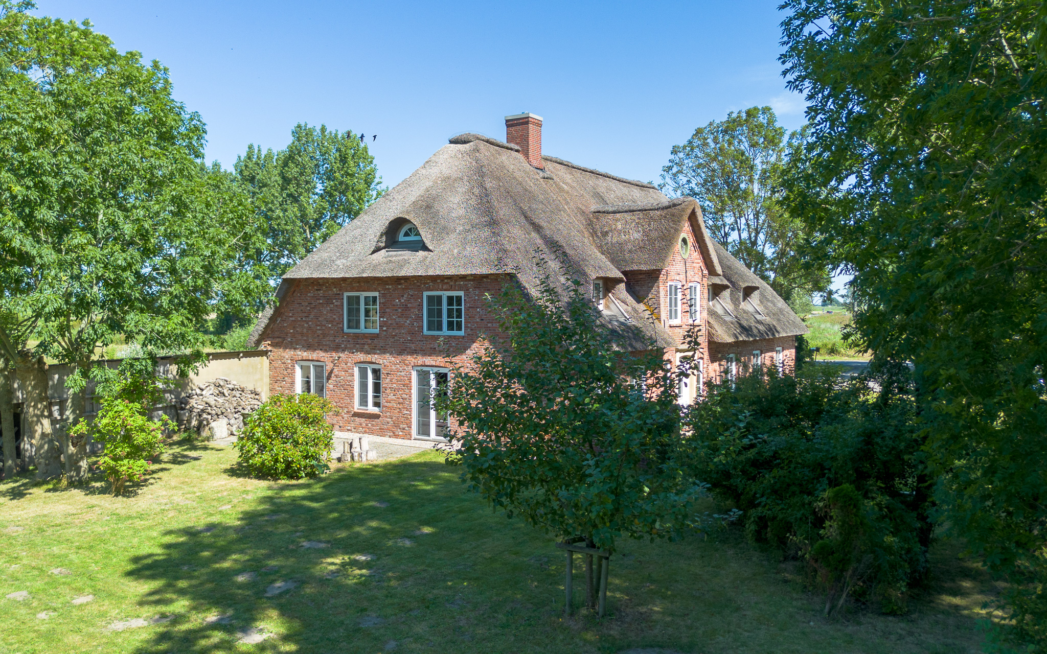 Kernsaniertes Landhaus unter Reet mit zwei Ferienwohnungen