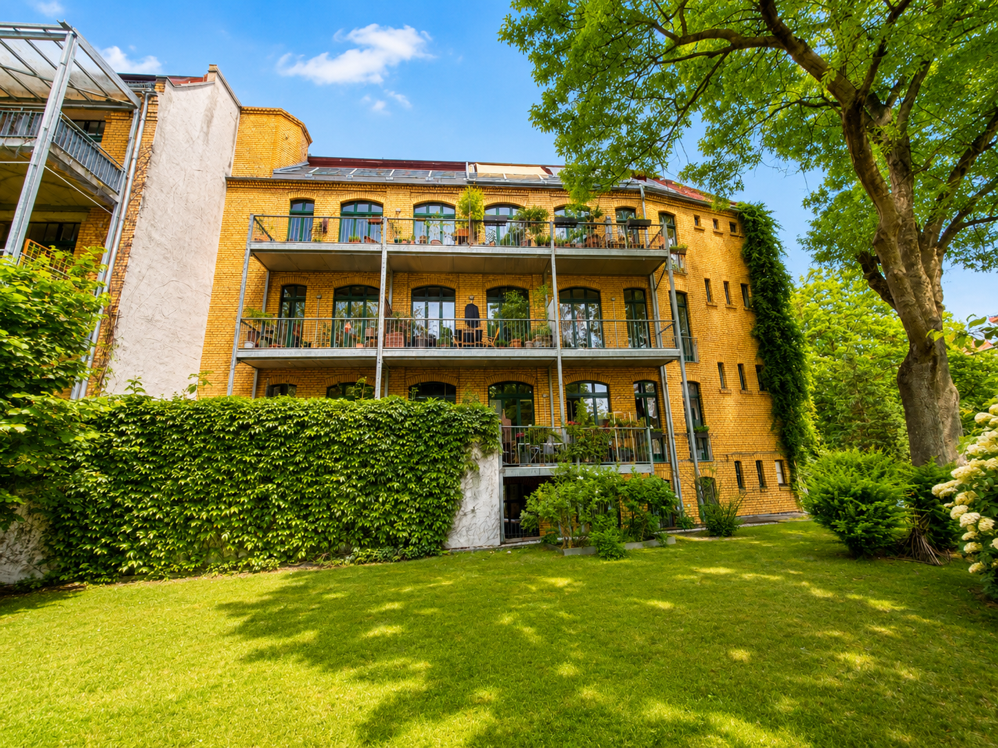 Loftwohnung mit 2 Balkonen, Stellplatz und grüner Aussicht