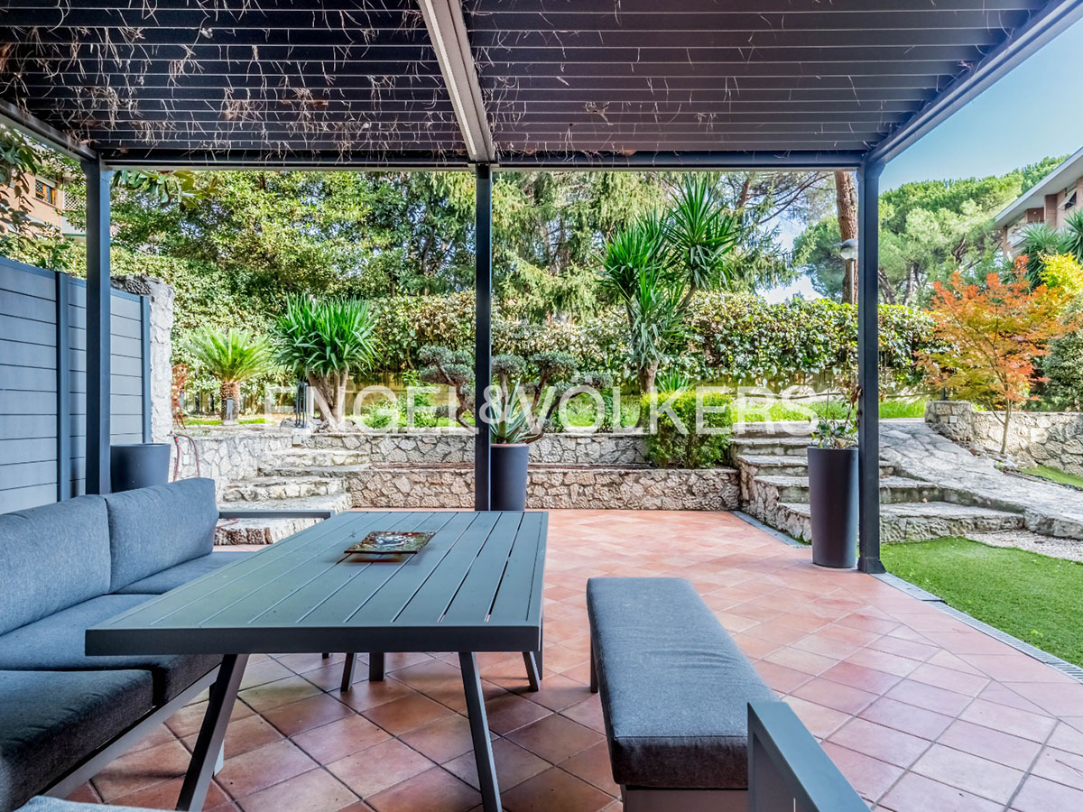 Spacious two-level apartment with garden in the "Pine Park" residential complex